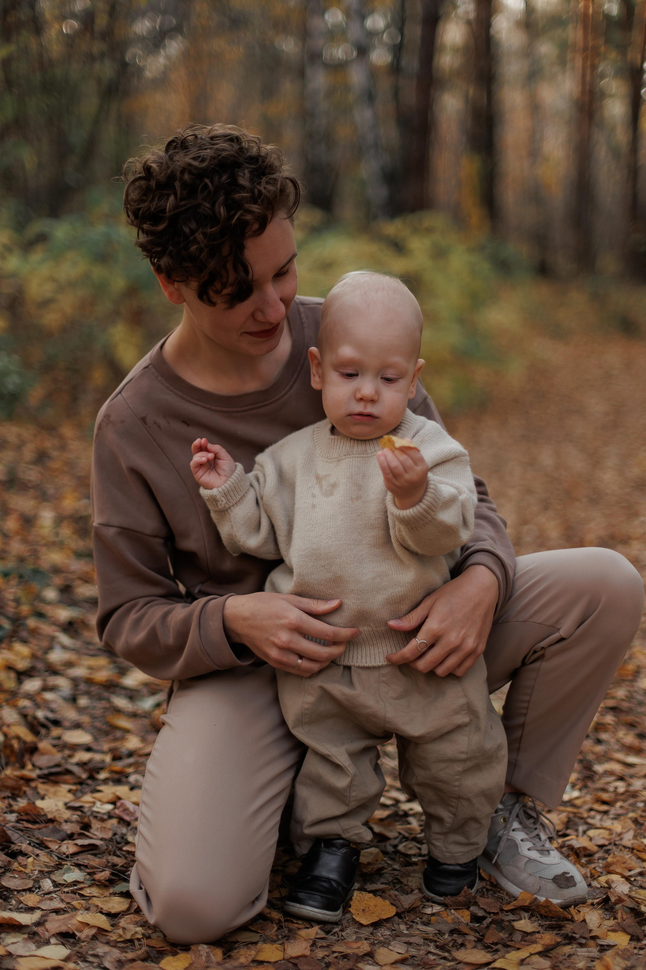 Мама и малыш (прогулка). Фотограф Авилова Дарья ● Тюмень● Съемка больших семей ●Архив поколений