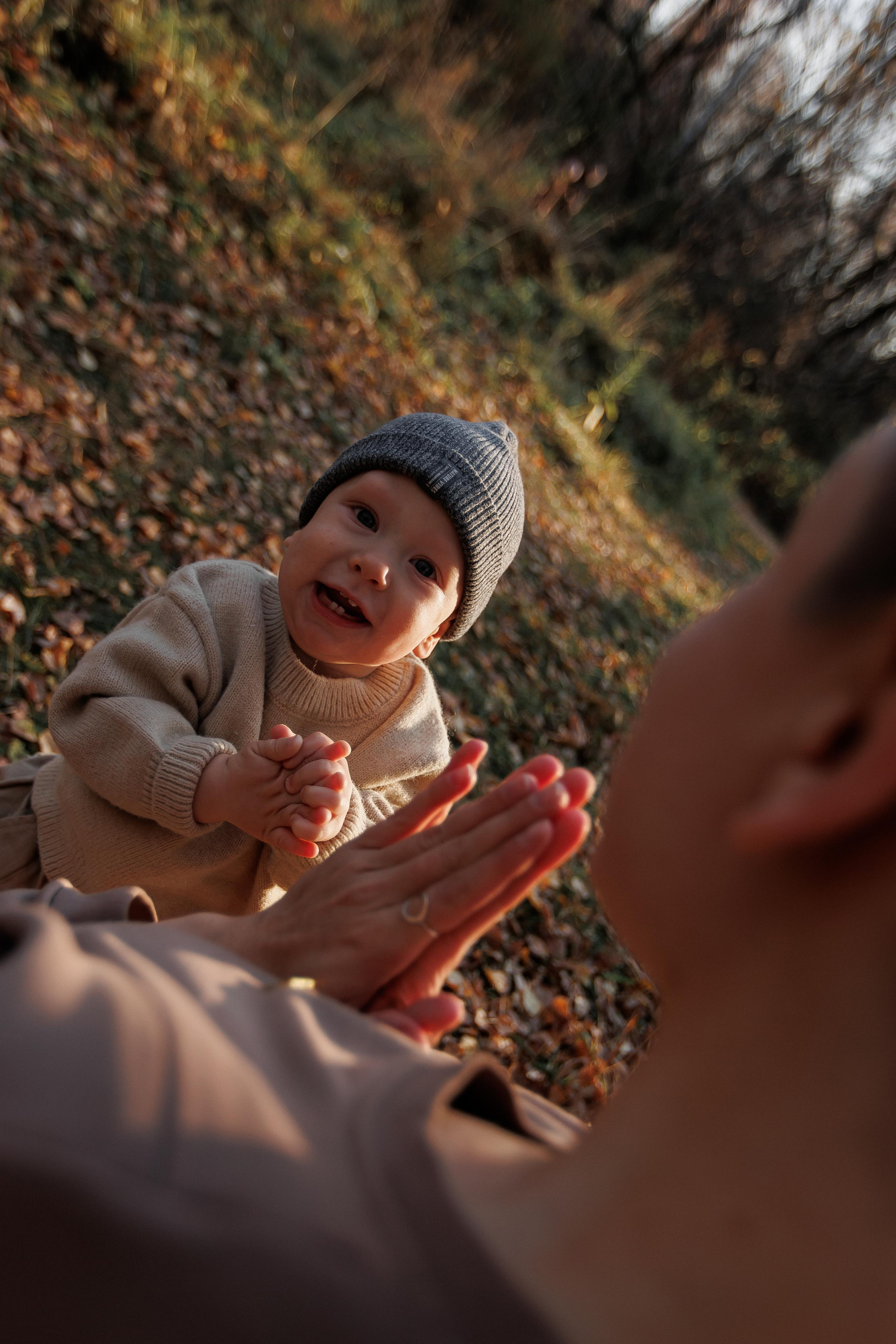 Мама и малыш (прогулка). Фотограф Авилова Дарья ● Тюмень● Съемка больших семей ●Архив поколений