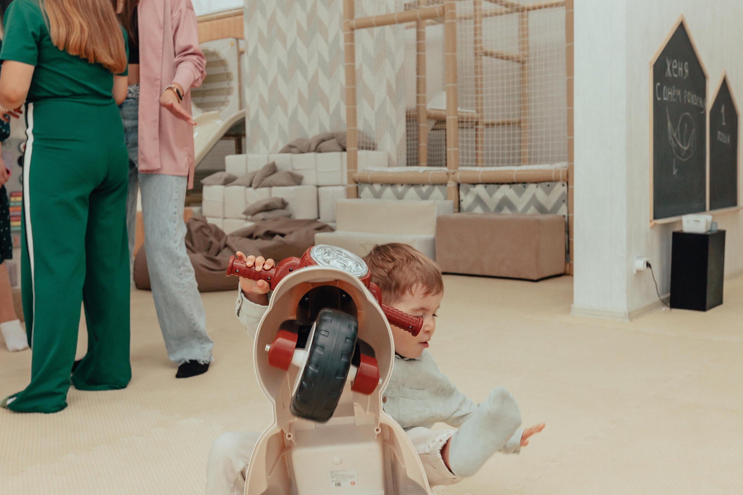 1 год в игровой. Фотограф Авилова Дарья ● Тюмень● Съемка больших семей ●Архив поколений