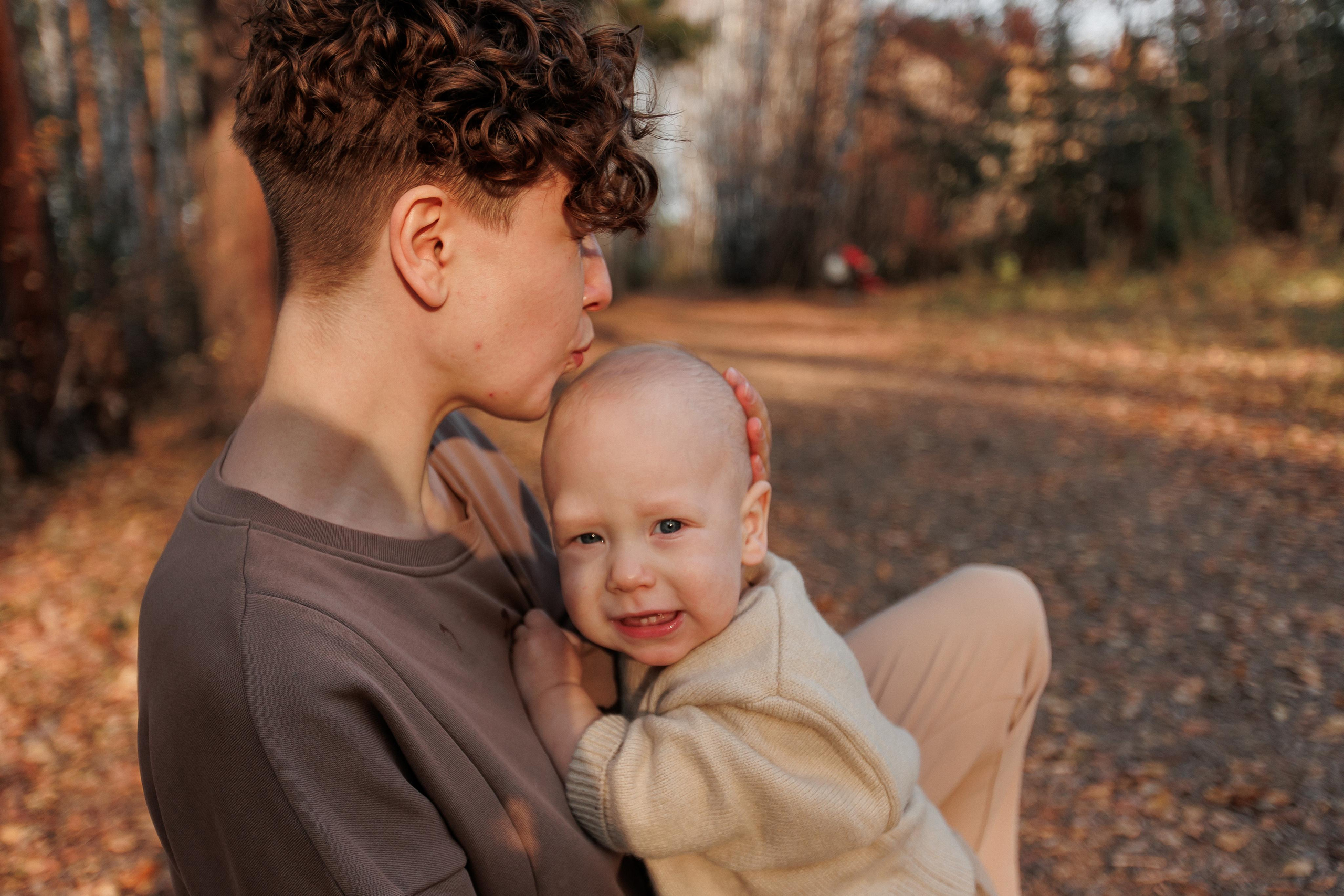 Мама и малыш (прогулка). Фотограф Авилова Дарья ● Тюмень● Съемка больших семей ●Архив поколений
