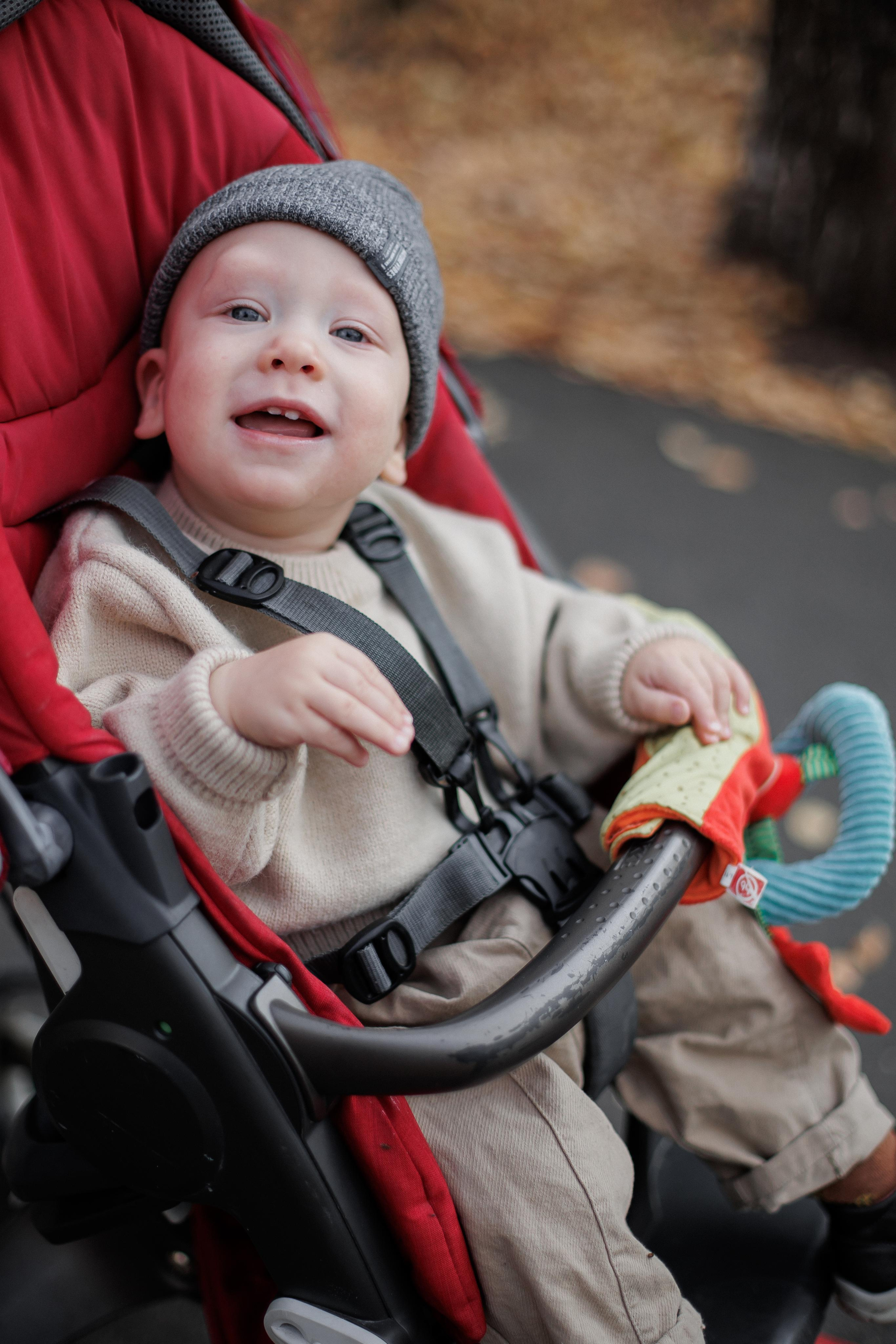 Мама и малыш (прогулка). Фотограф Авилова Дарья ● Тюмень● Съемка больших семей ●Архив поколений