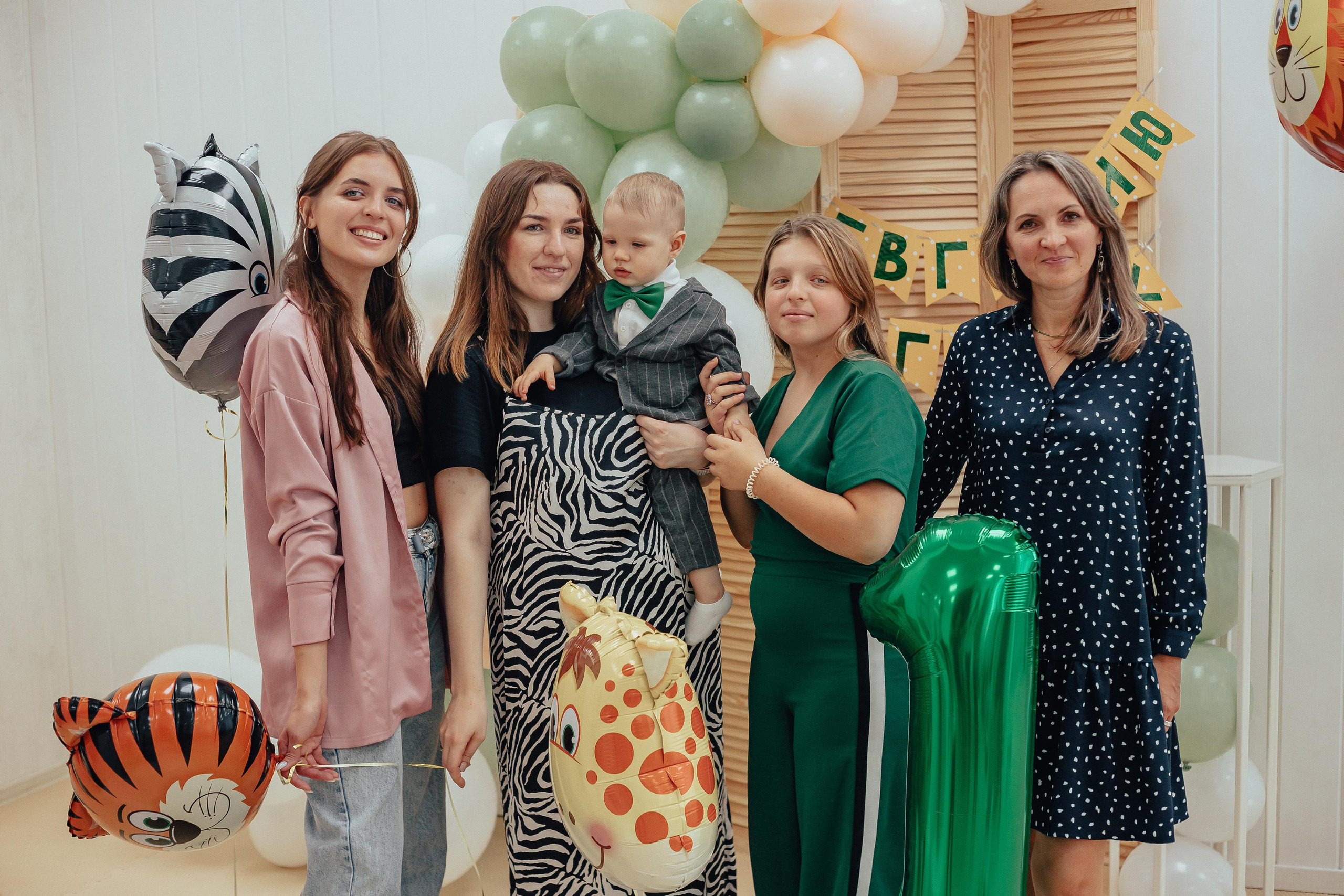 1 год в игровой. Фотограф Авилова Дарья ● Тюмень● Съемка больших семей ●Архив поколений