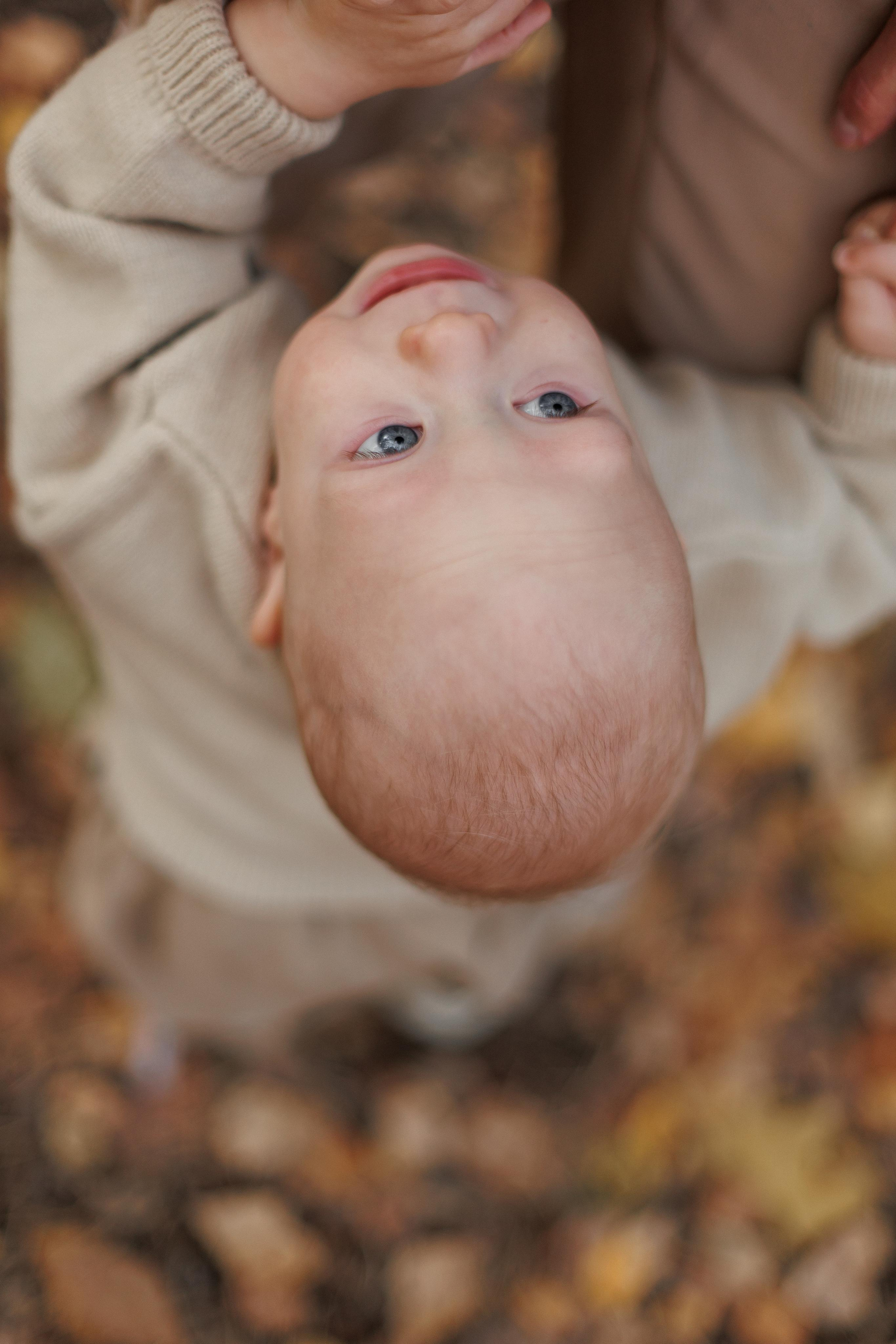 Мама и малыш (прогулка). Фотограф Авилова Дарья ● Тюмень● Съемка больших семей ●Архив поколений
