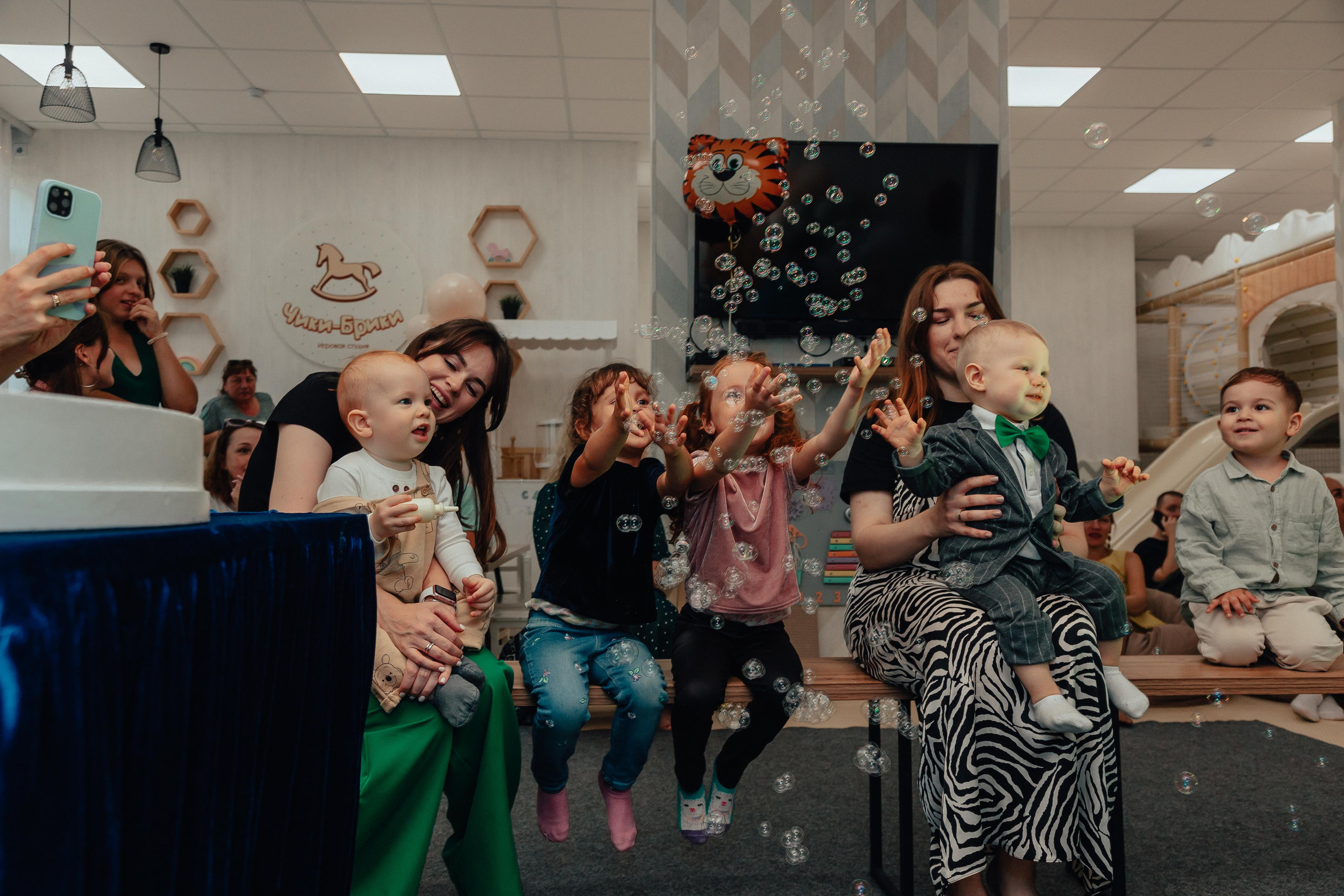 1 год в игровой. Фотограф Авилова Дарья ● Тюмень● Съемка больших семей ●Архив поколений