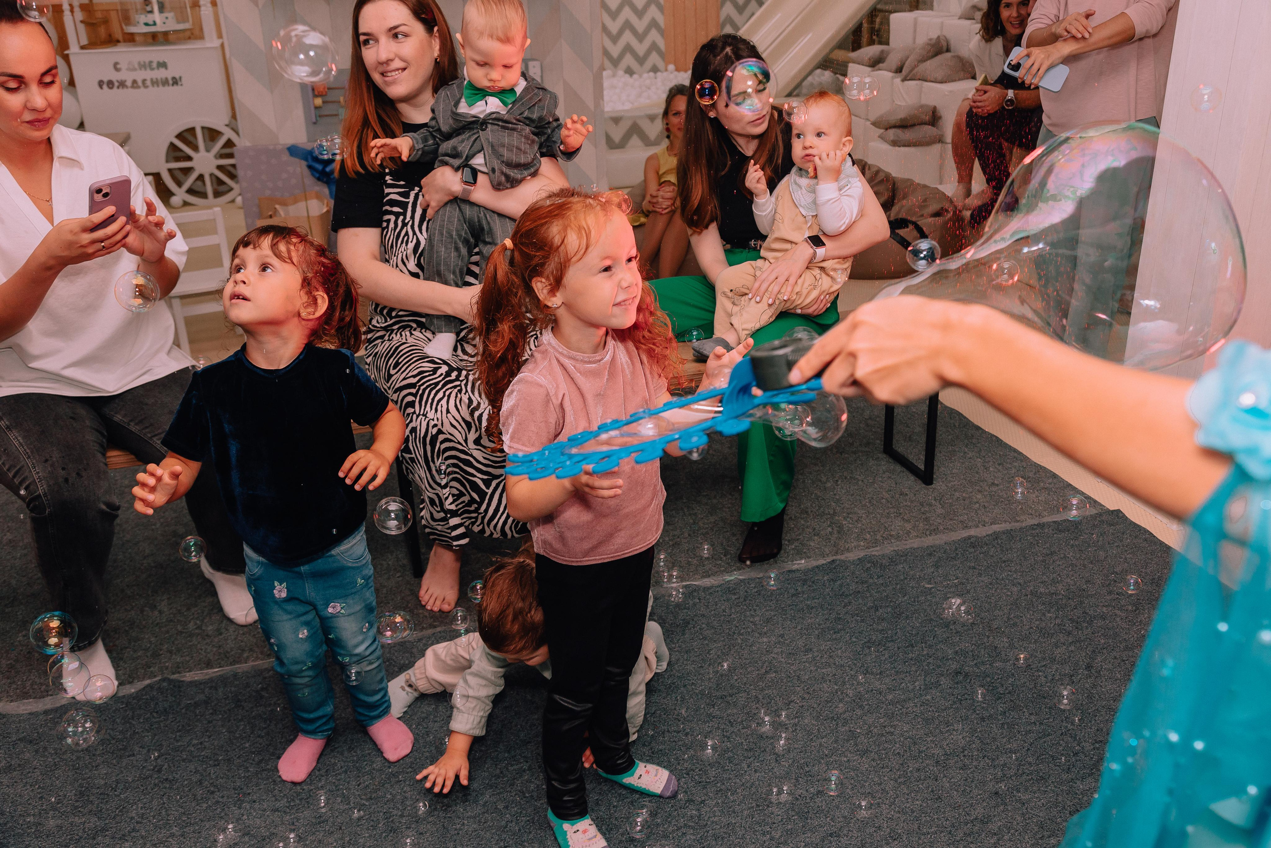 1 год в игровой. Фотограф Авилова Дарья ● Тюмень● Съемка больших семей ●Архив поколений