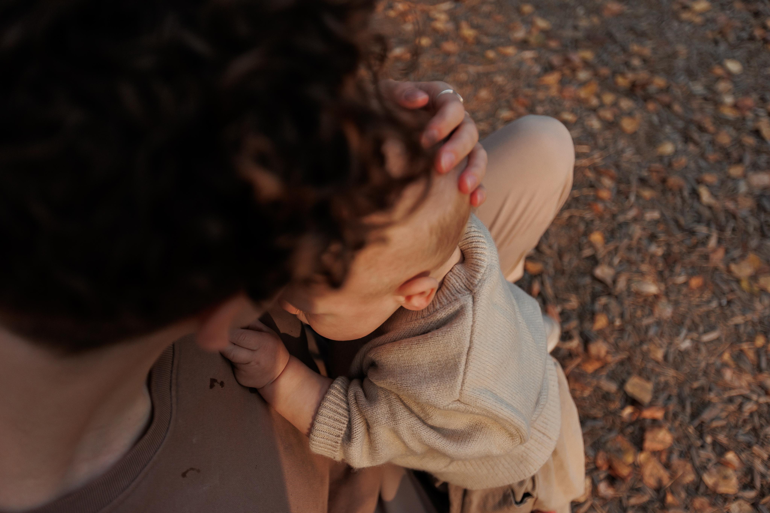 Мама и малыш (прогулка). Фотограф Авилова Дарья ● Тюмень● Съемка больших семей ●Архив поколений