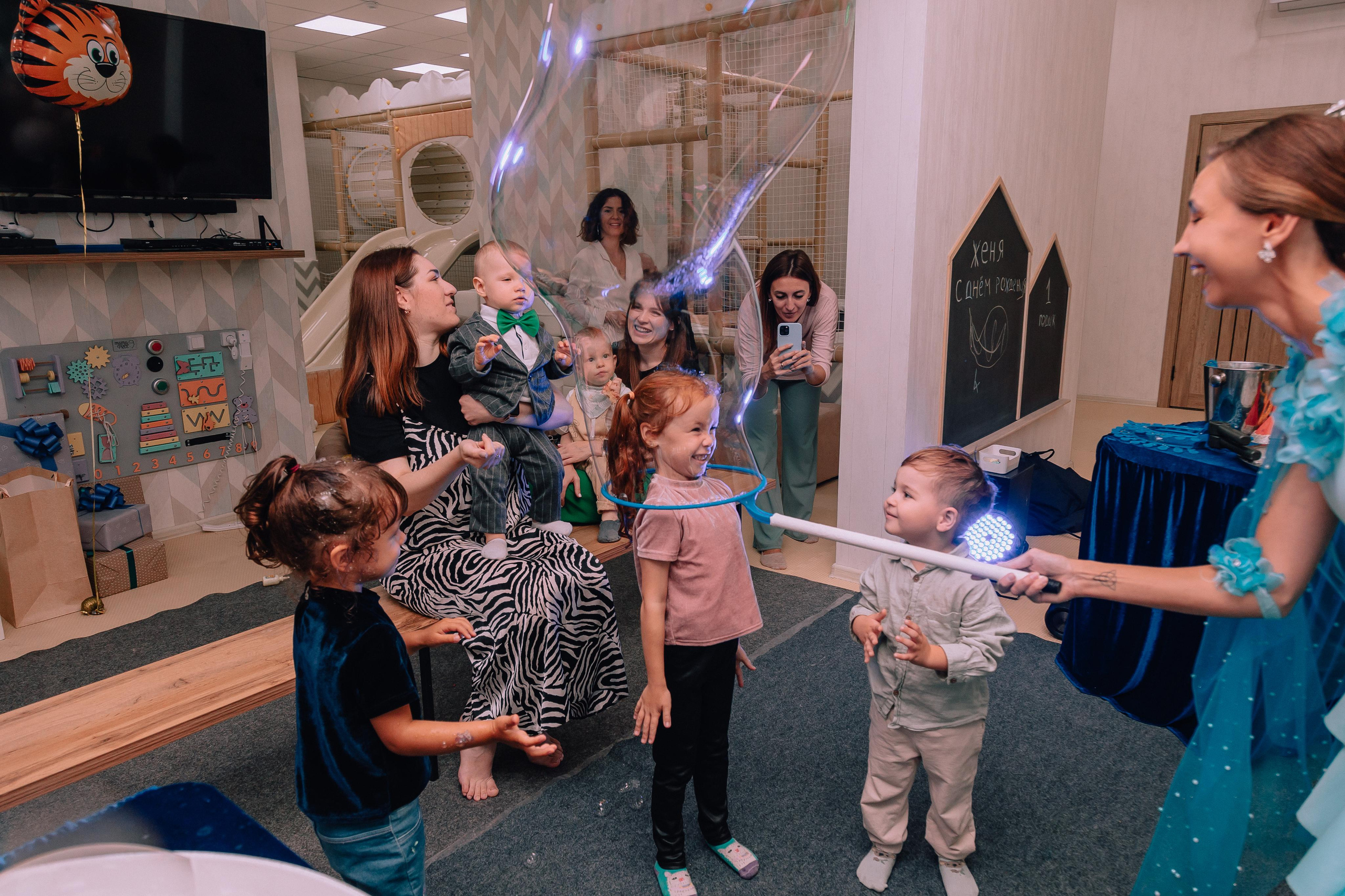 1 год в игровой. Фотограф Авилова Дарья ● Тюмень● Съемка больших семей ●Архив поколений