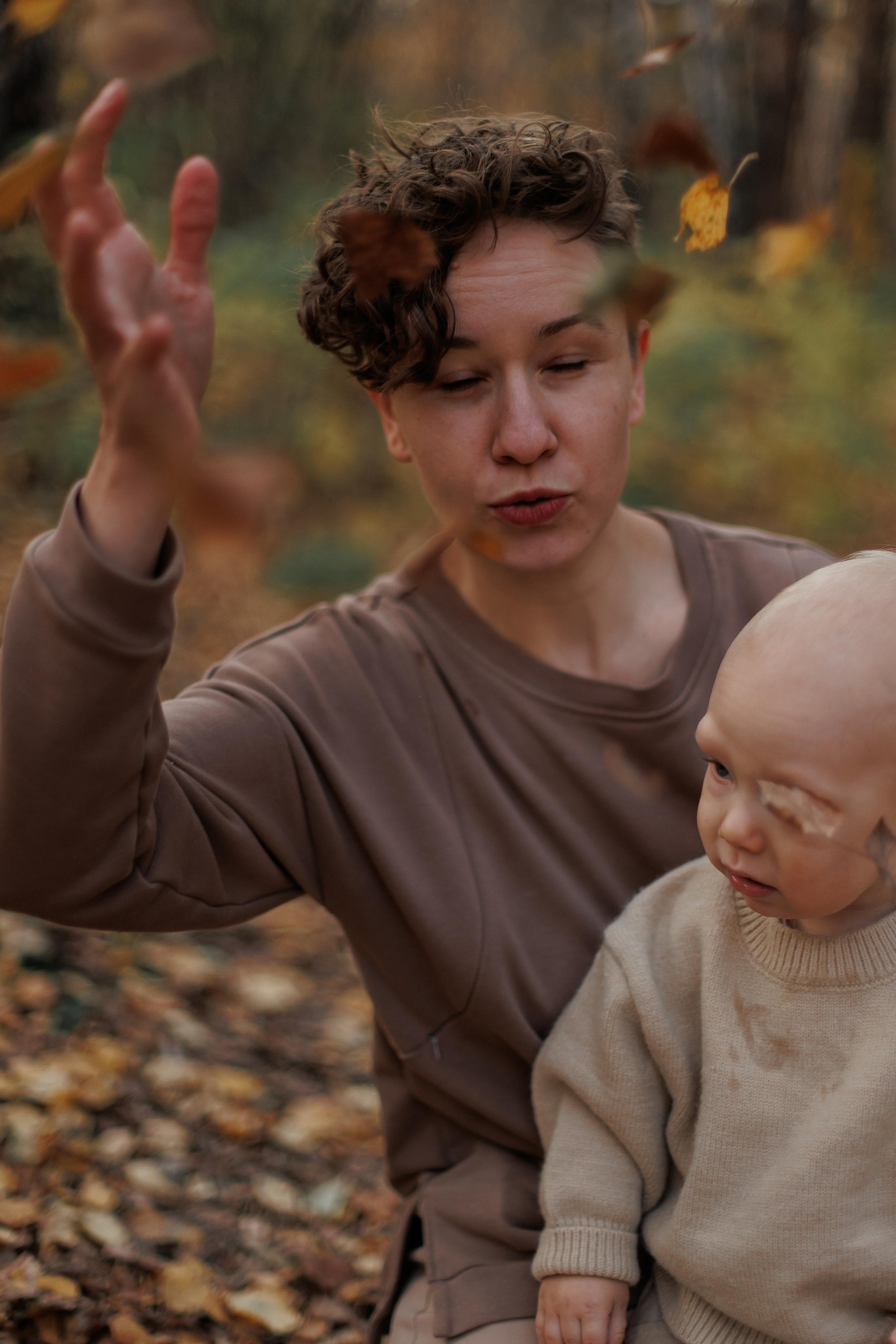 Мама и малыш (прогулка). Фотограф Авилова Дарья ● Тюмень● Съемка больших семей ●Архив поколений