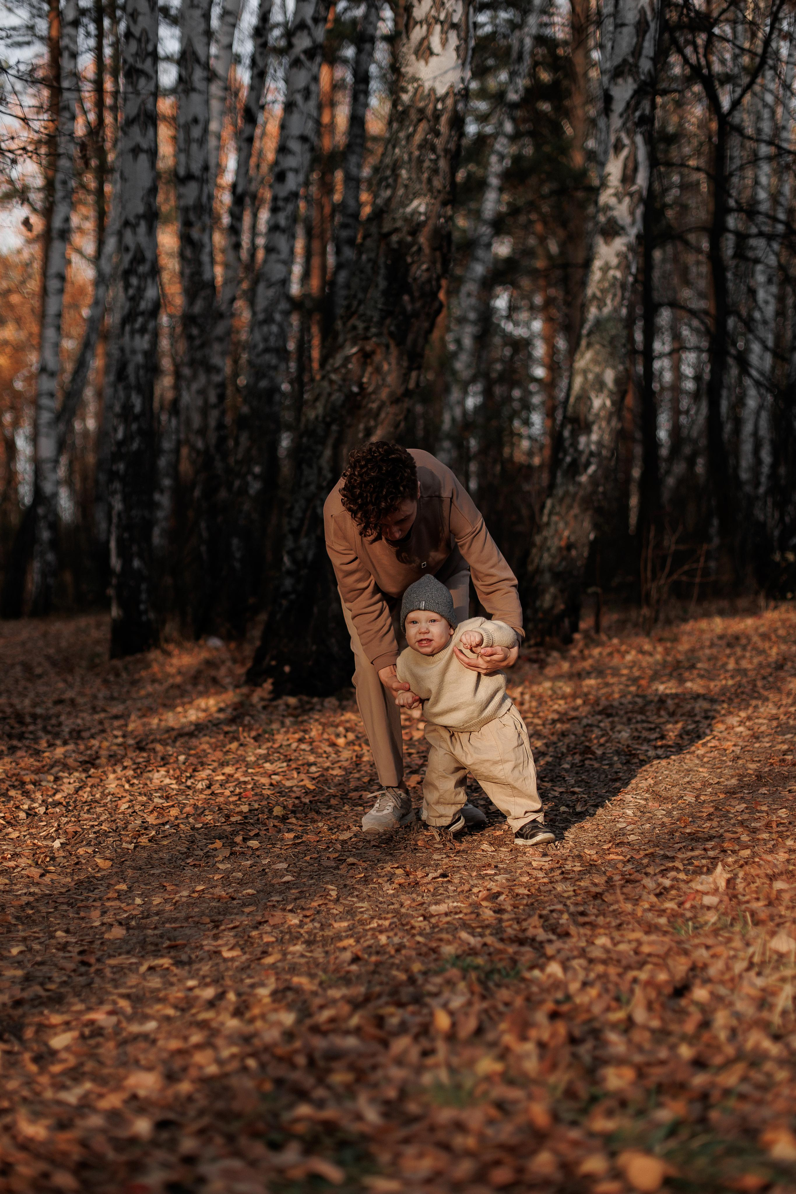 Мама и малыш (прогулка). Фотограф Авилова Дарья ● Тюмень● Съемка больших семей ●Архив поколений