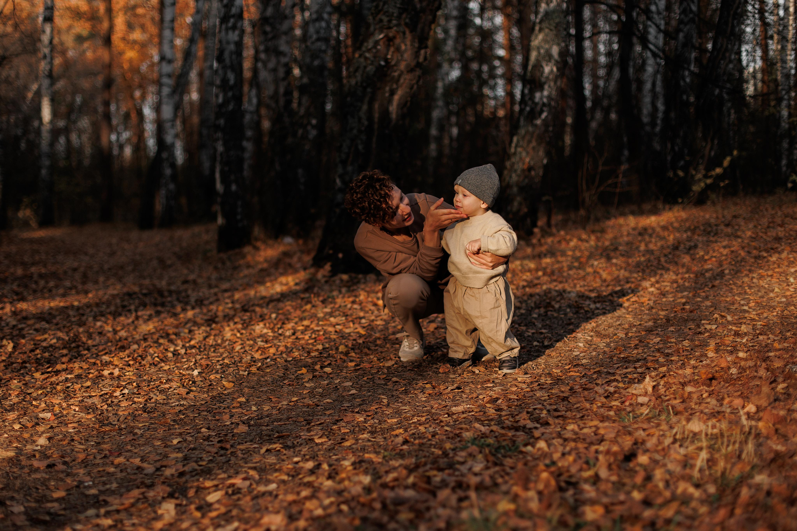 Мама и малыш (прогулка). Фотограф Авилова Дарья ● Тюмень● Съемка больших семей ●Архив поколений