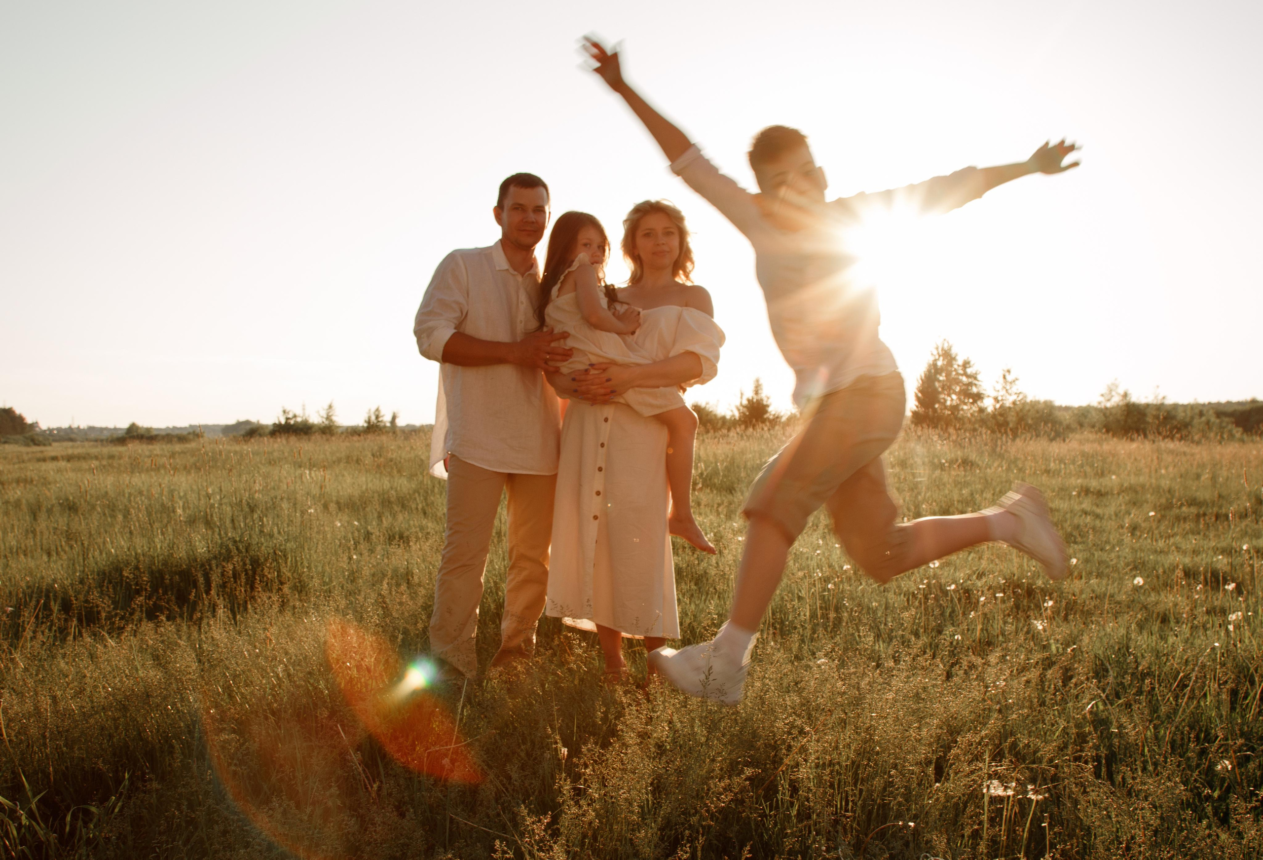 Семейная «Атмосфера лета». Фотограф Авилова Дарья ● Тюмень● Съемка больших семей ●Архив поколений