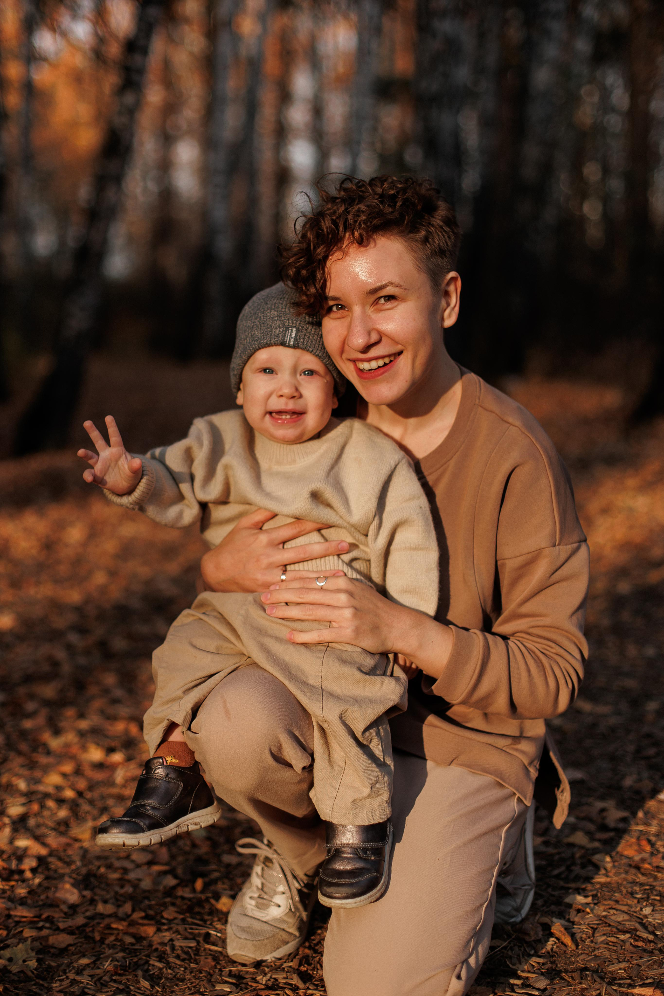 Мама и малыш (прогулка). Фотограф Авилова Дарья ● Тюмень● Съемка больших семей ●Архив поколений