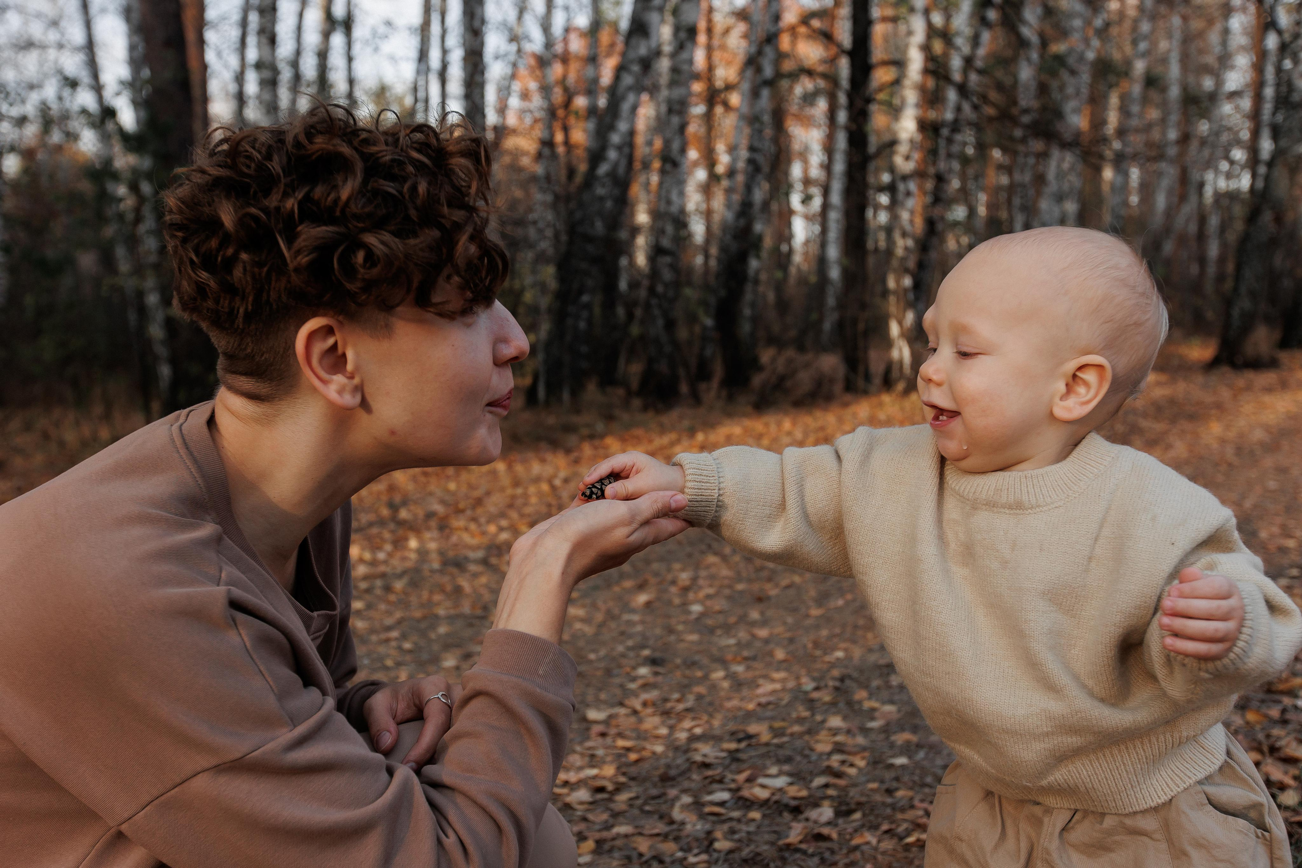 Мама и малыш (прогулка). Фотограф Авилова Дарья ● Тюмень● Съемка больших семей ●Архив поколений