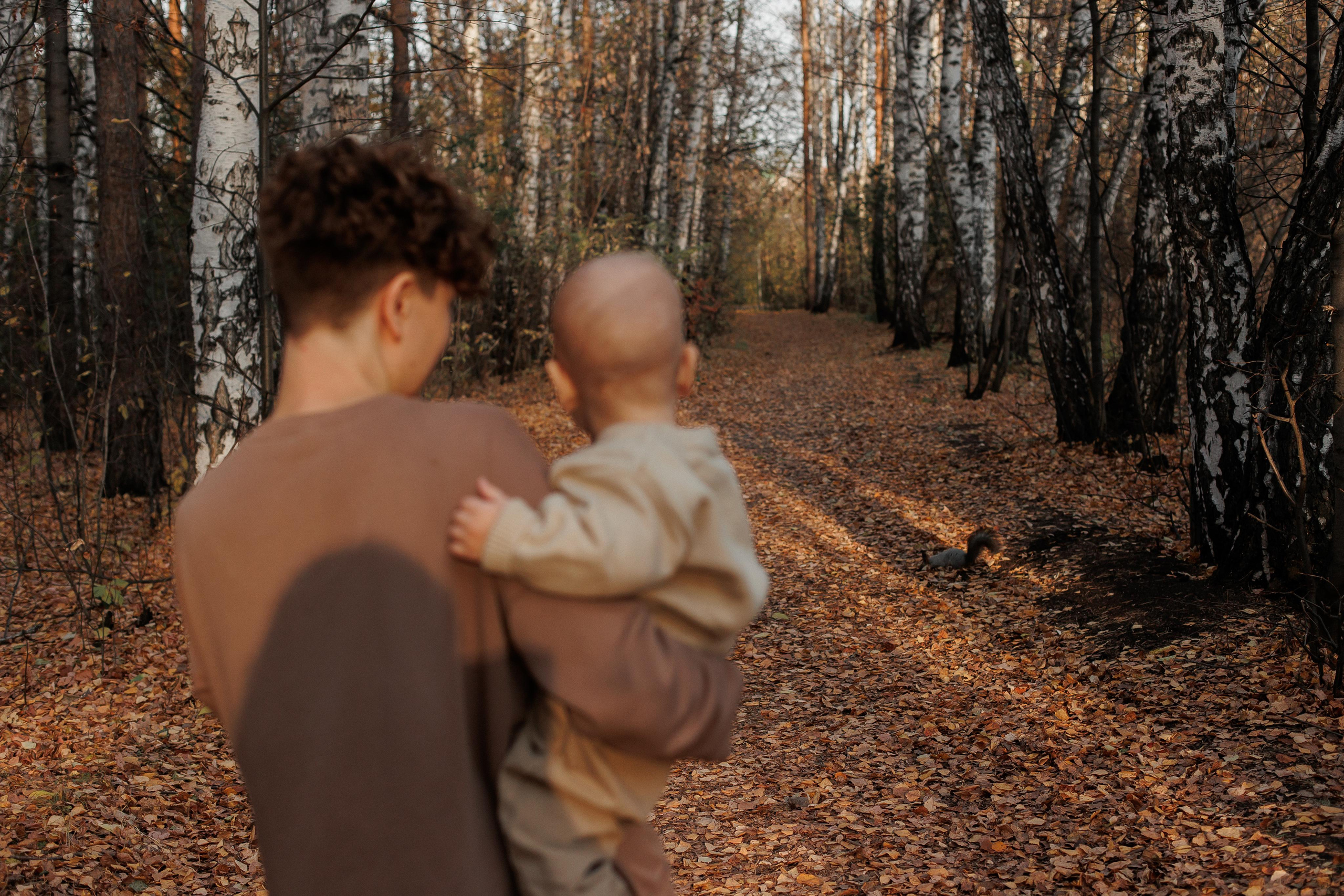 Мама и малыш (прогулка). Фотограф Авилова Дарья ● Тюмень● Съемка больших семей ●Архив поколений