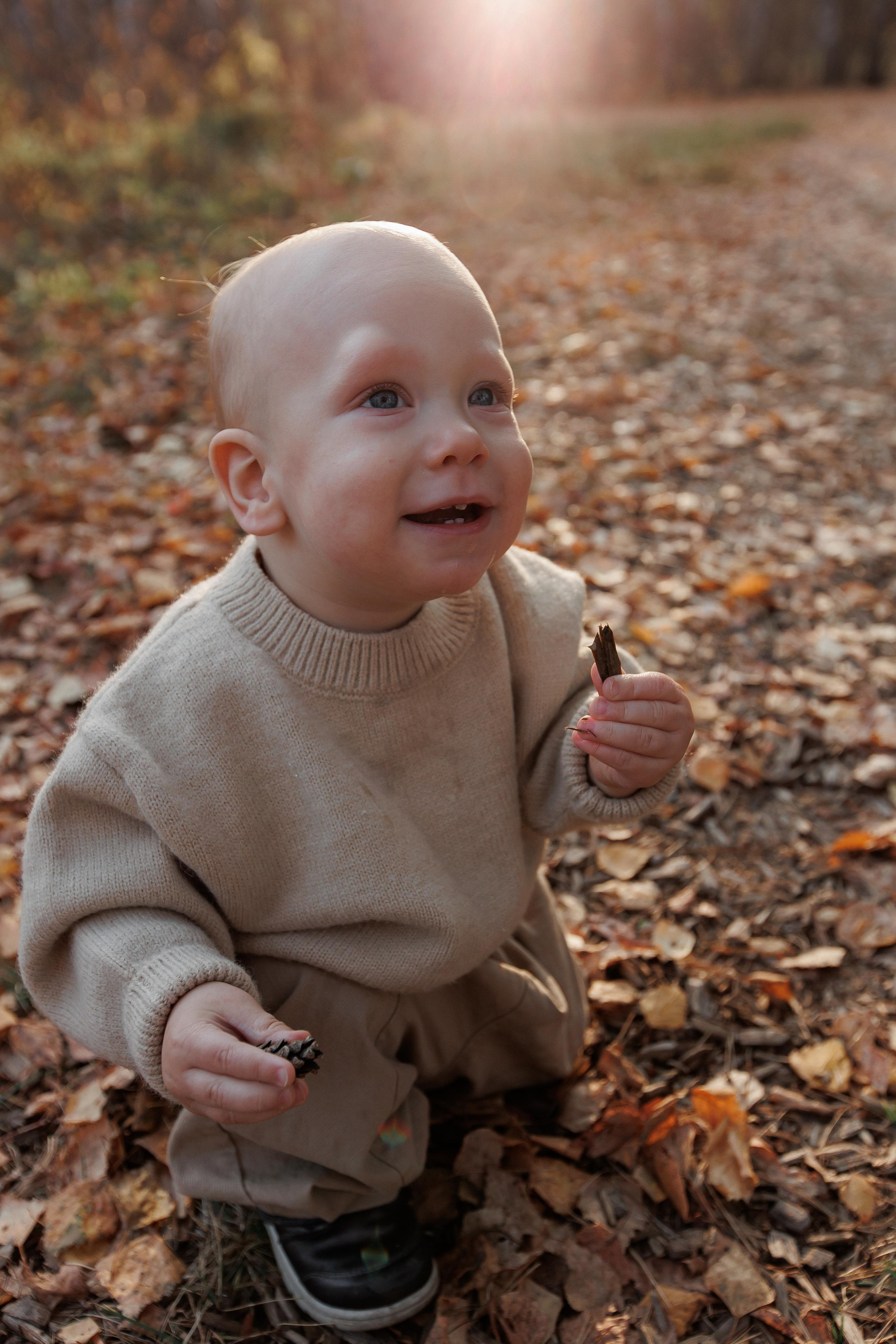 Мама и малыш (прогулка). Фотограф Авилова Дарья ● Тюмень● Съемка больших семей ●Архив поколений