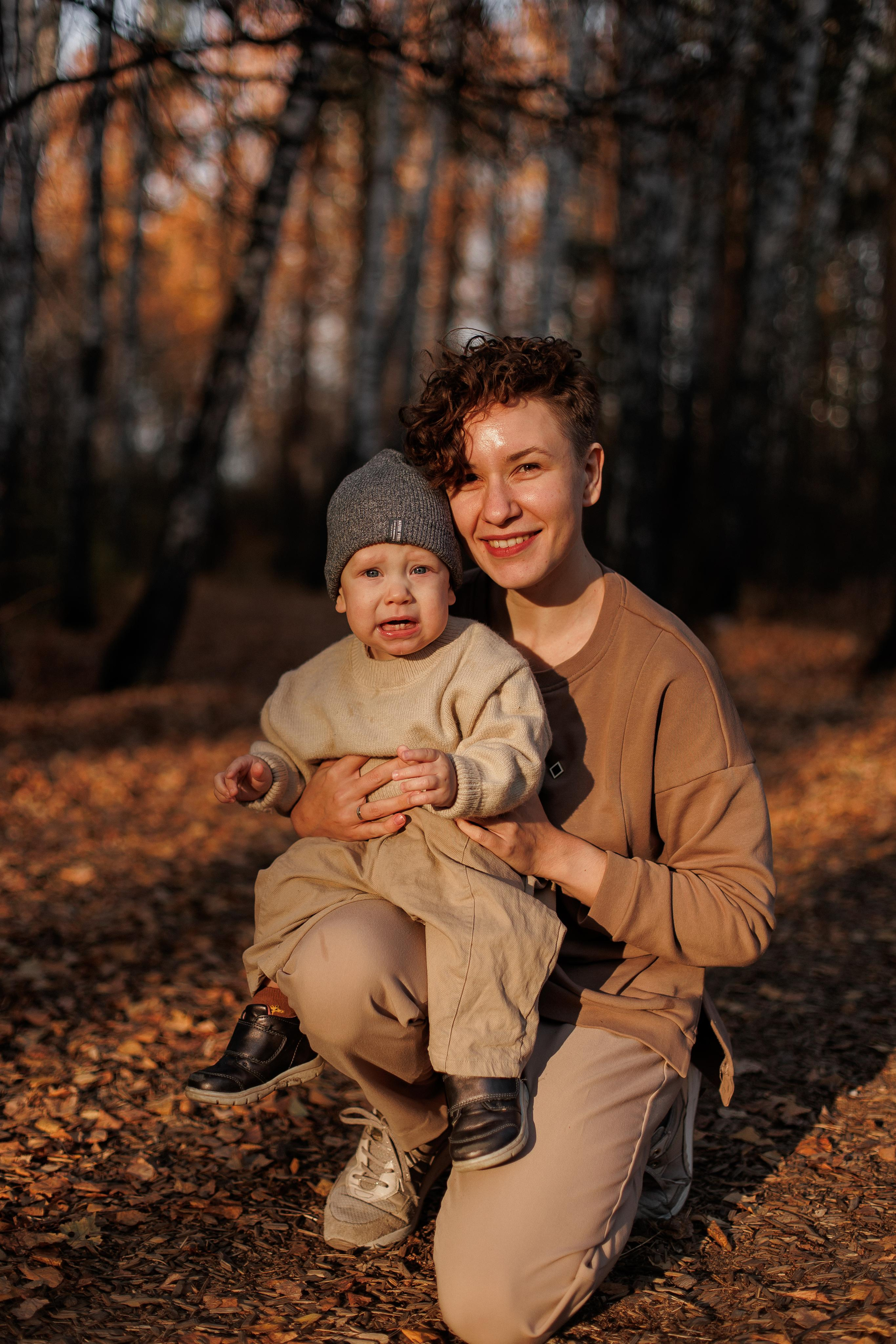 Мама и малыш (прогулка). Фотограф Авилова Дарья ● Тюмень● Съемка больших семей ●Архив поколений