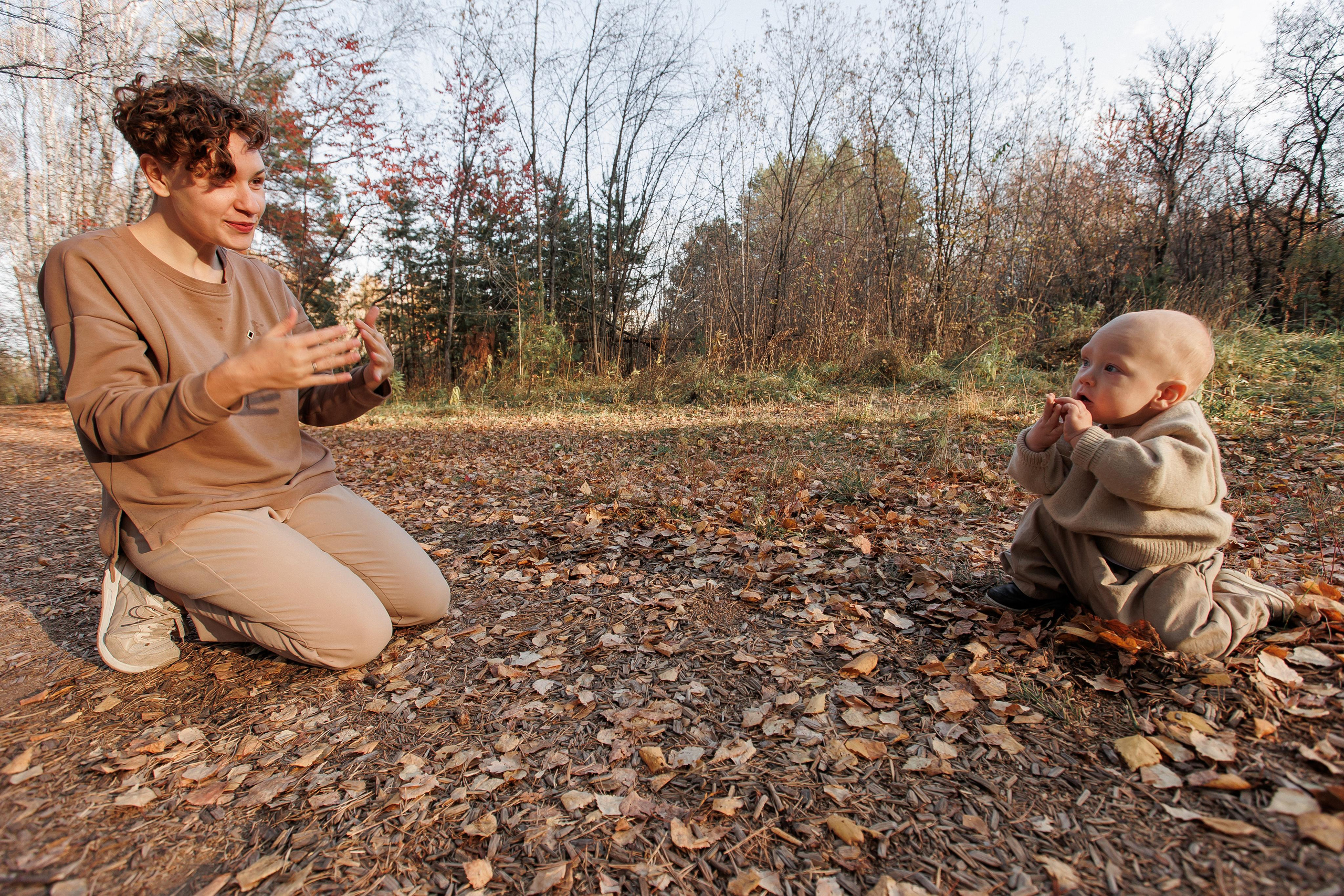 Мама и малыш (прогулка). Фотограф Авилова Дарья ● Тюмень● Съемка больших семей ●Архив поколений