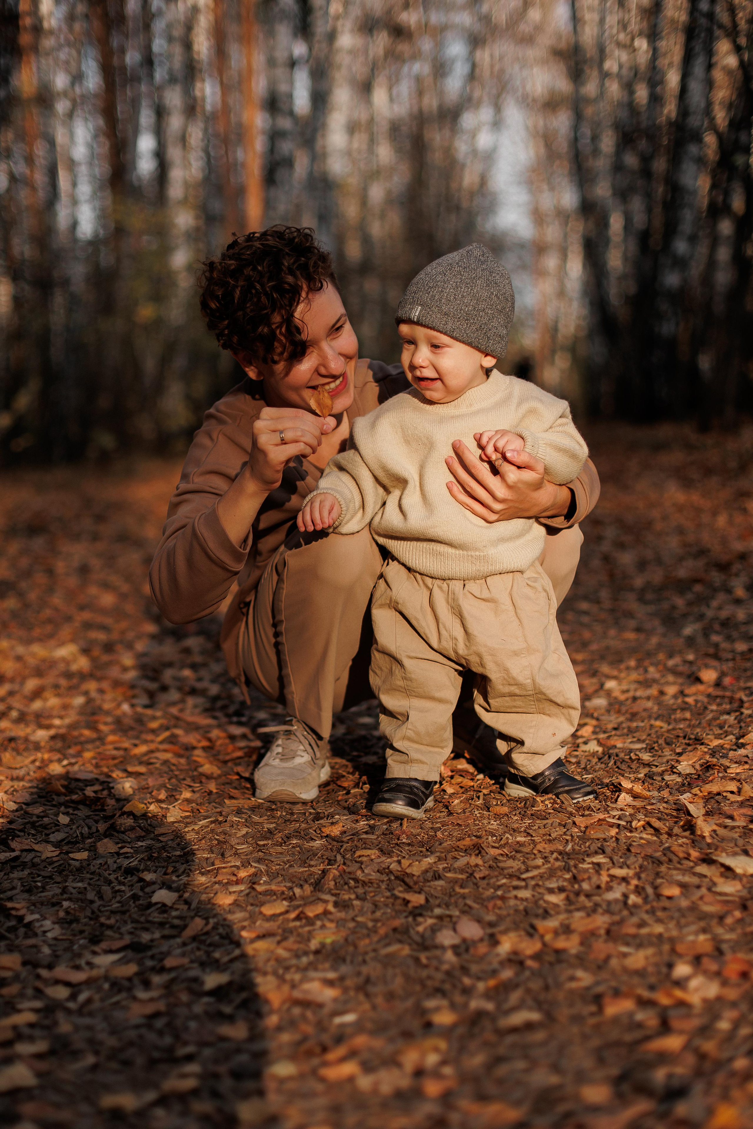 Мама и малыш (прогулка). Фотограф Авилова Дарья ● Тюмень● Съемка больших семей ●Архив поколений