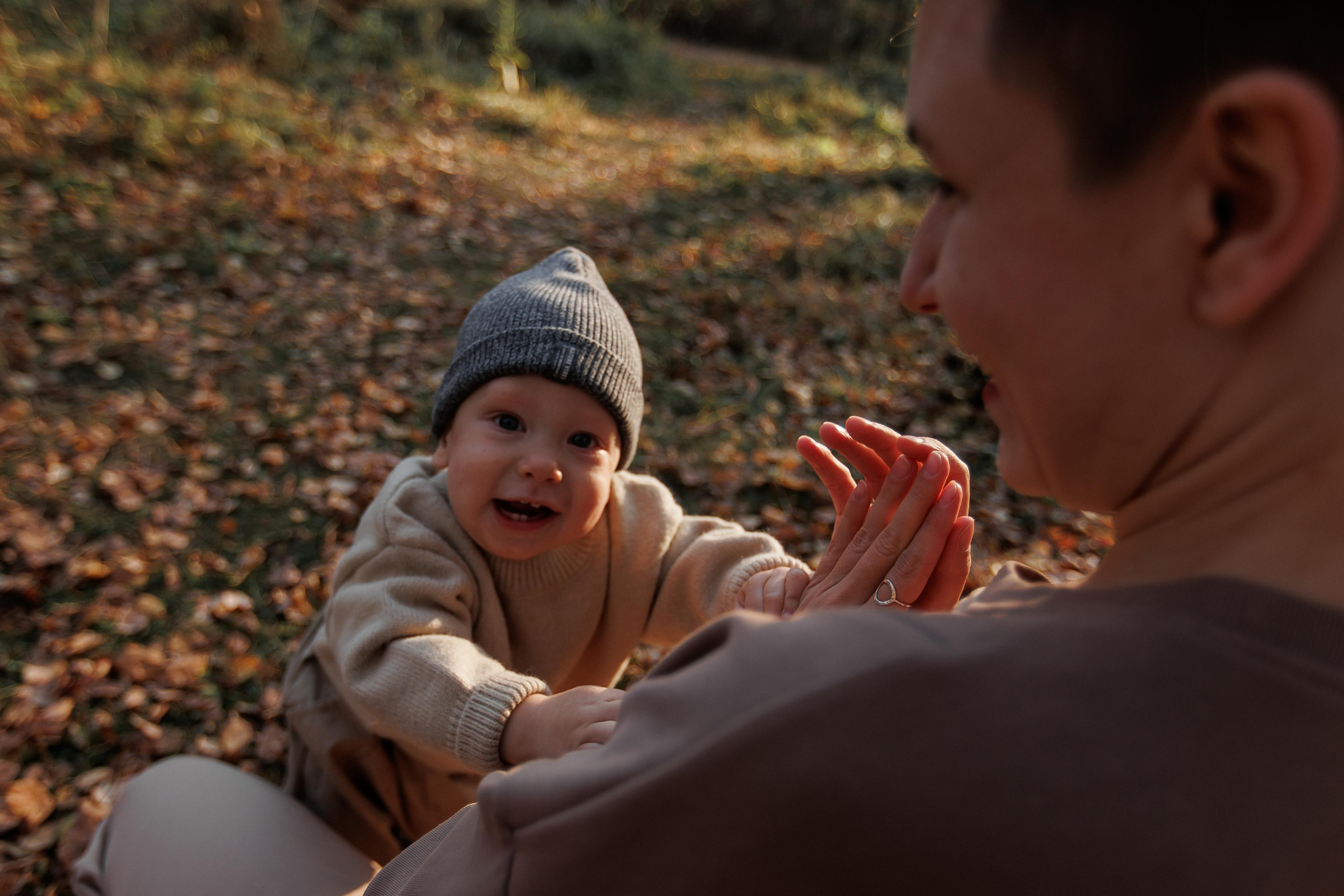 Мама и малыш (прогулка). Фотограф Авилова Дарья ● Тюмень● Съемка больших семей ●Архив поколений