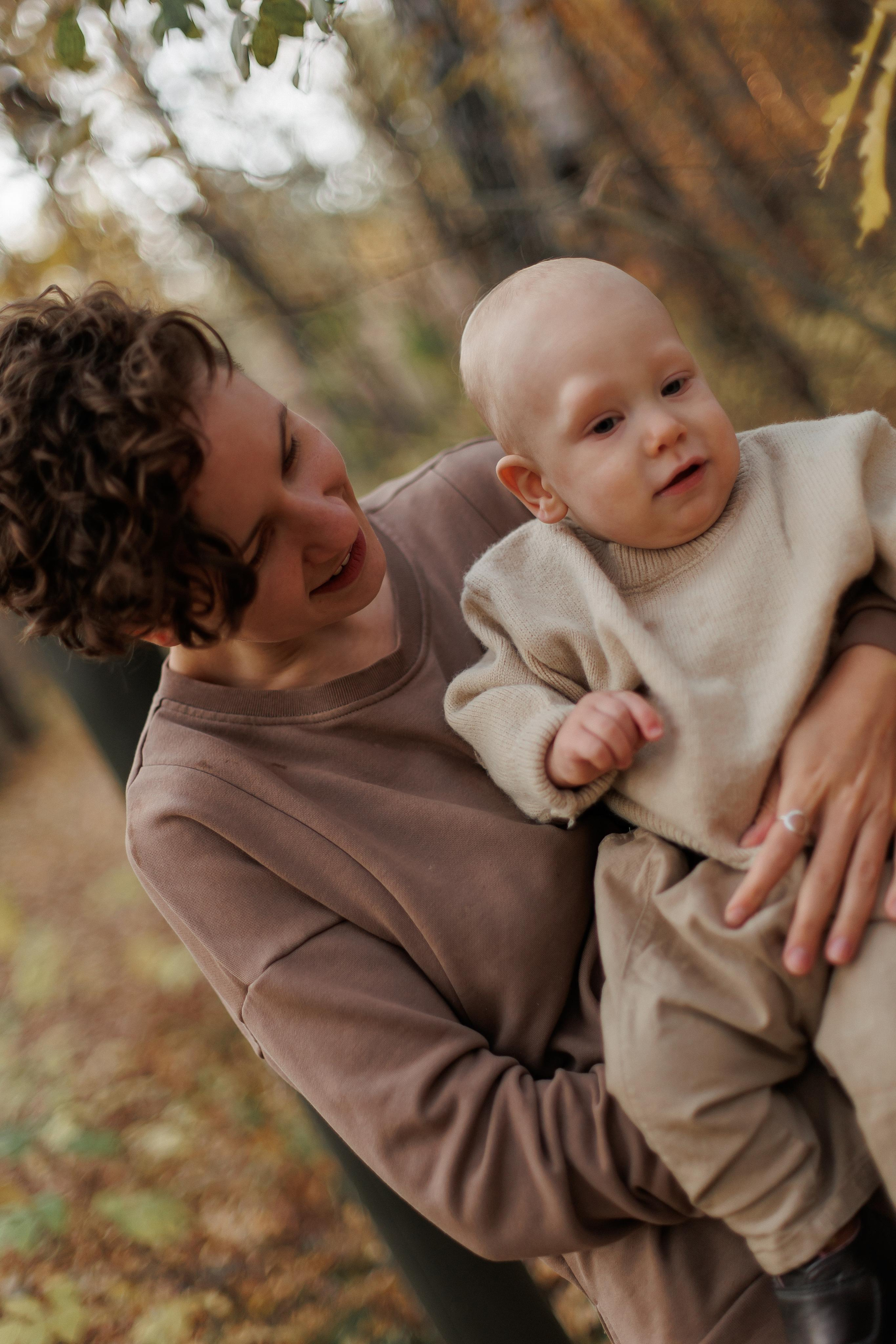 Мама и малыш (прогулка). Фотограф Авилова Дарья ● Тюмень● Съемка больших семей ●Архив поколений