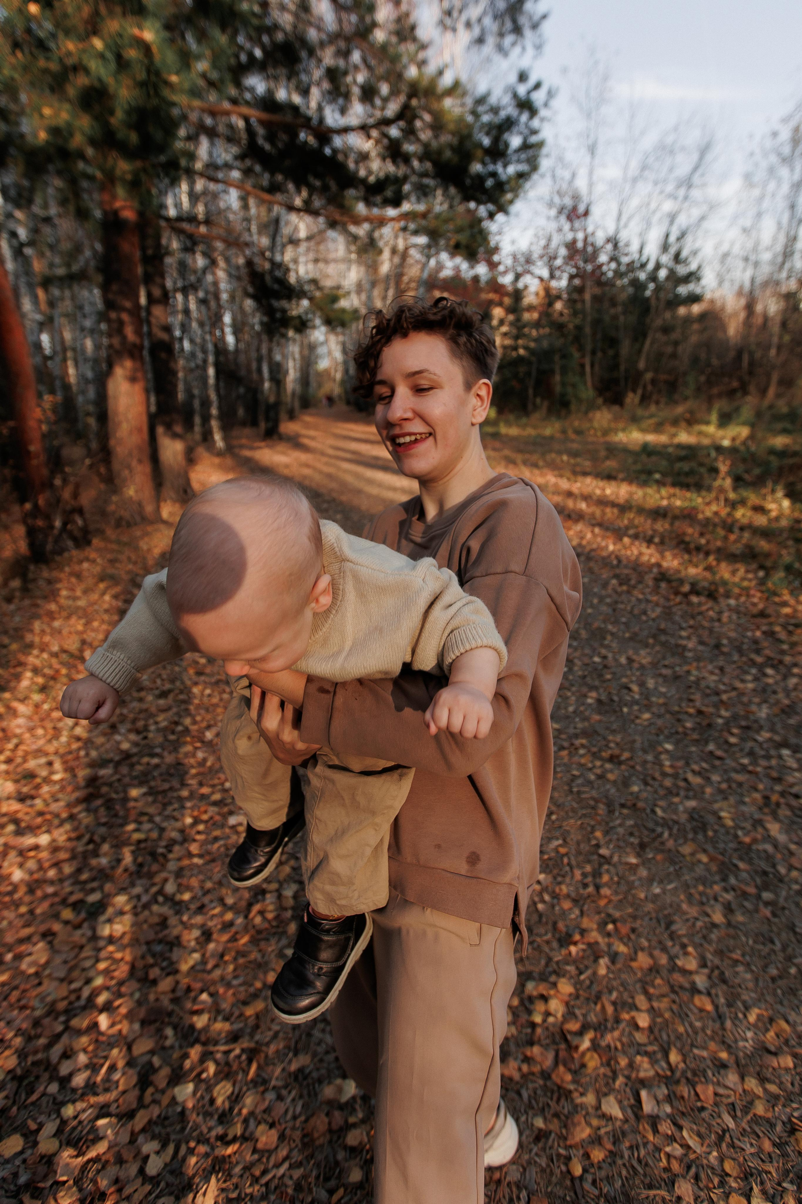 Мама и малыш (прогулка). Фотограф Авилова Дарья ● Тюмень● Съемка больших семей ●Архив поколений