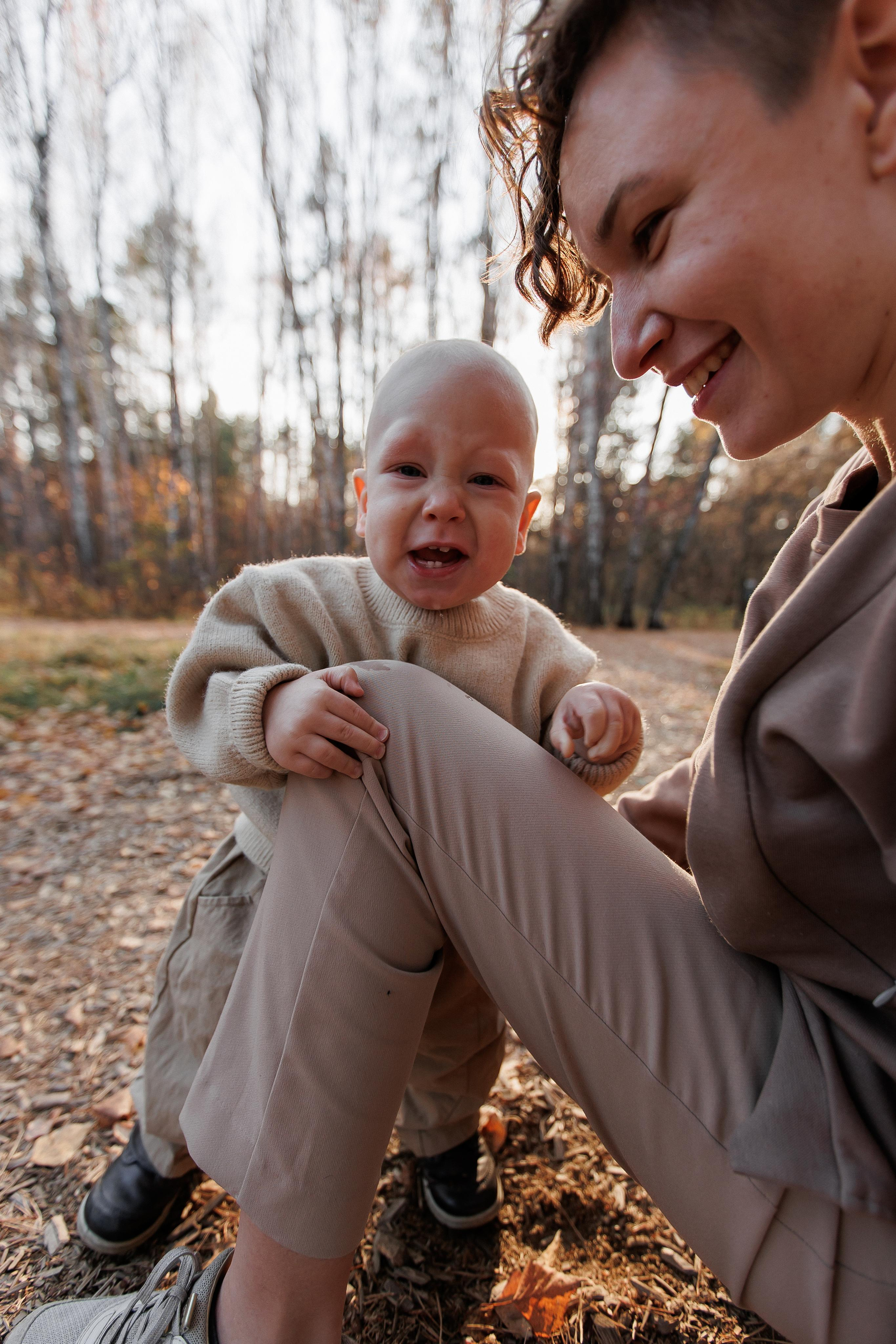 Мама и малыш (прогулка). Фотограф Авилова Дарья ● Тюмень● Съемка больших семей ●Архив поколений