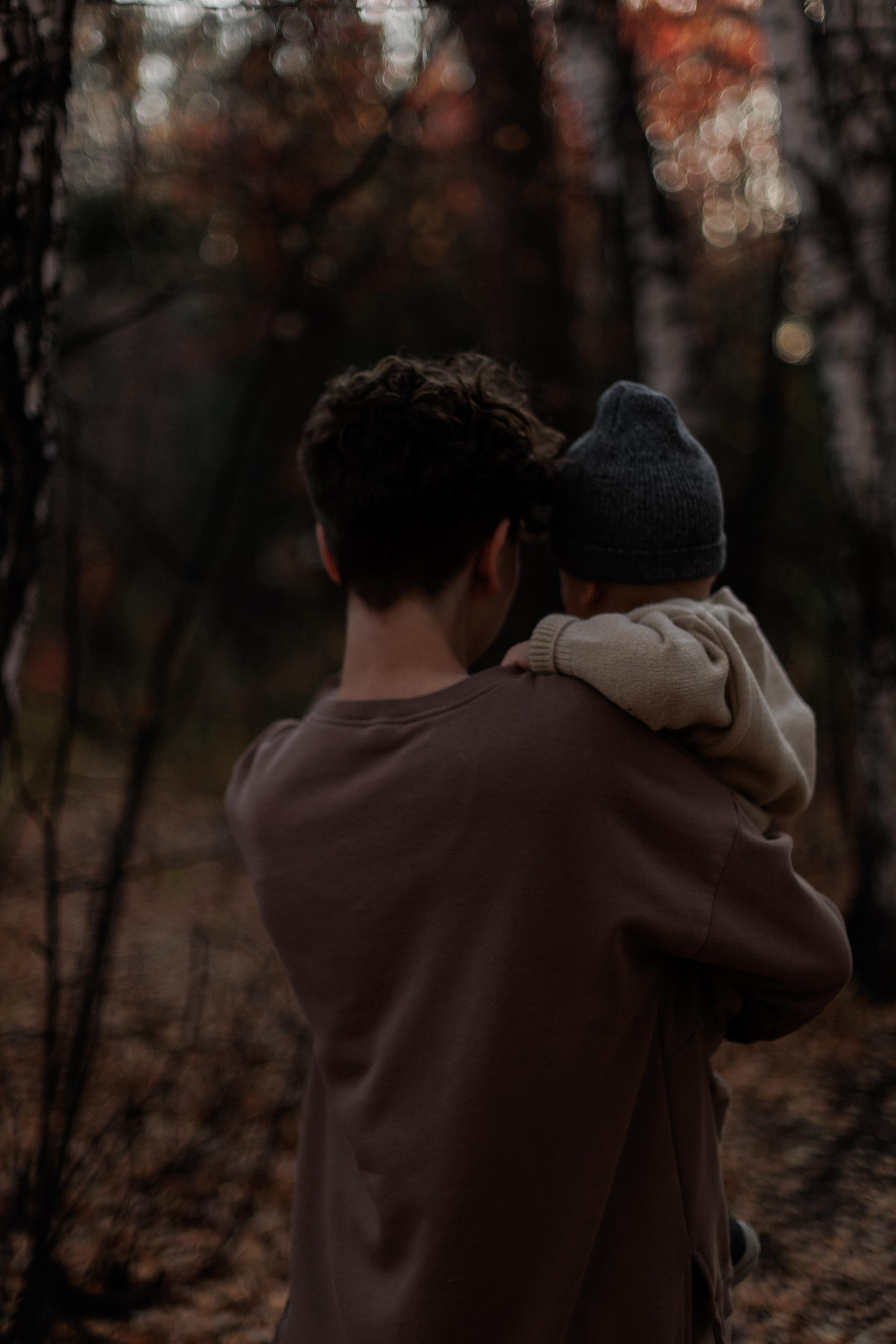 Мама и малыш (прогулка). Фотограф Авилова Дарья ● Тюмень● Съемка больших семей ●Архив поколений