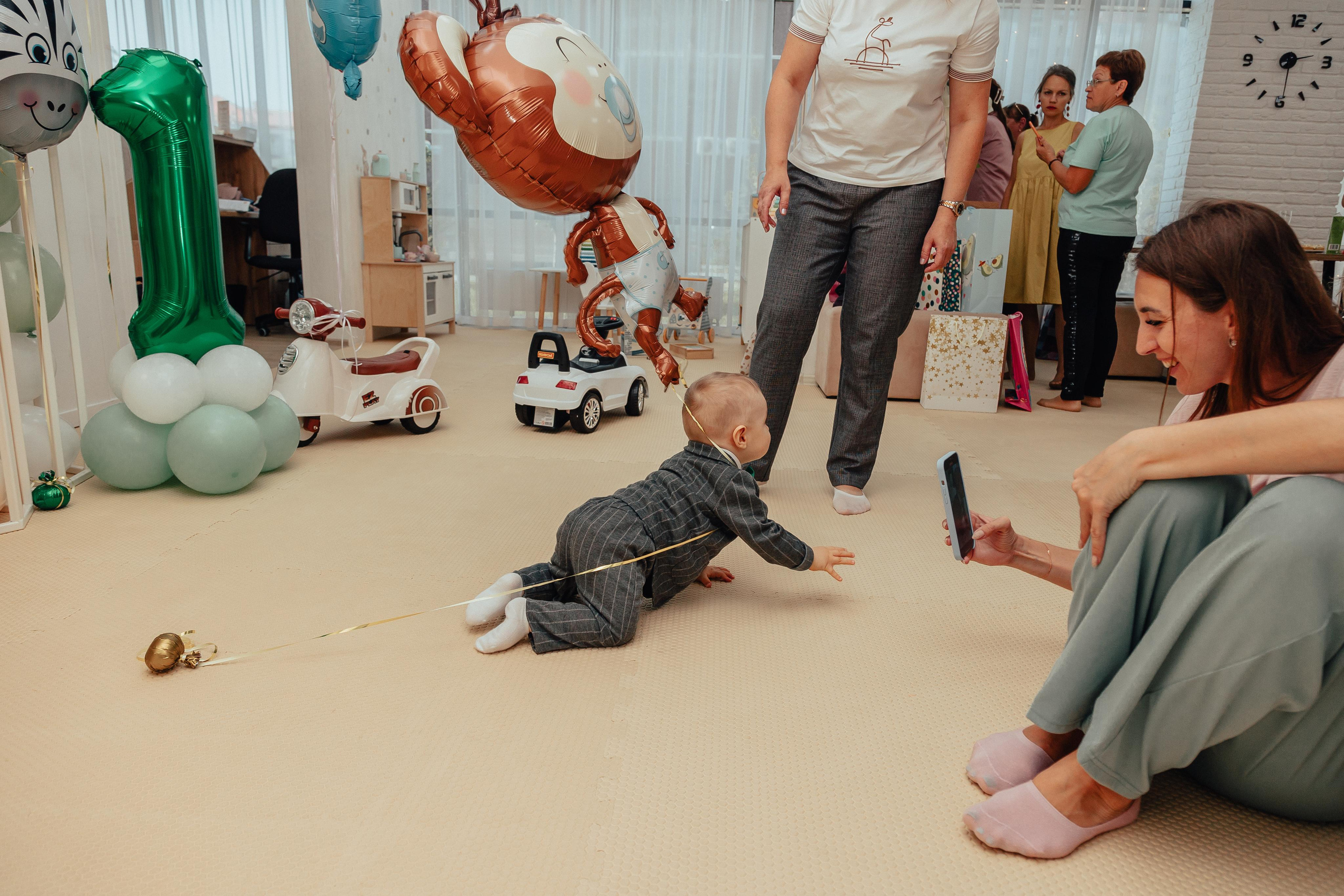 1 год в игровой. Фотограф Авилова Дарья ● Тюмень● Съемка больших семей ●Архив поколений
