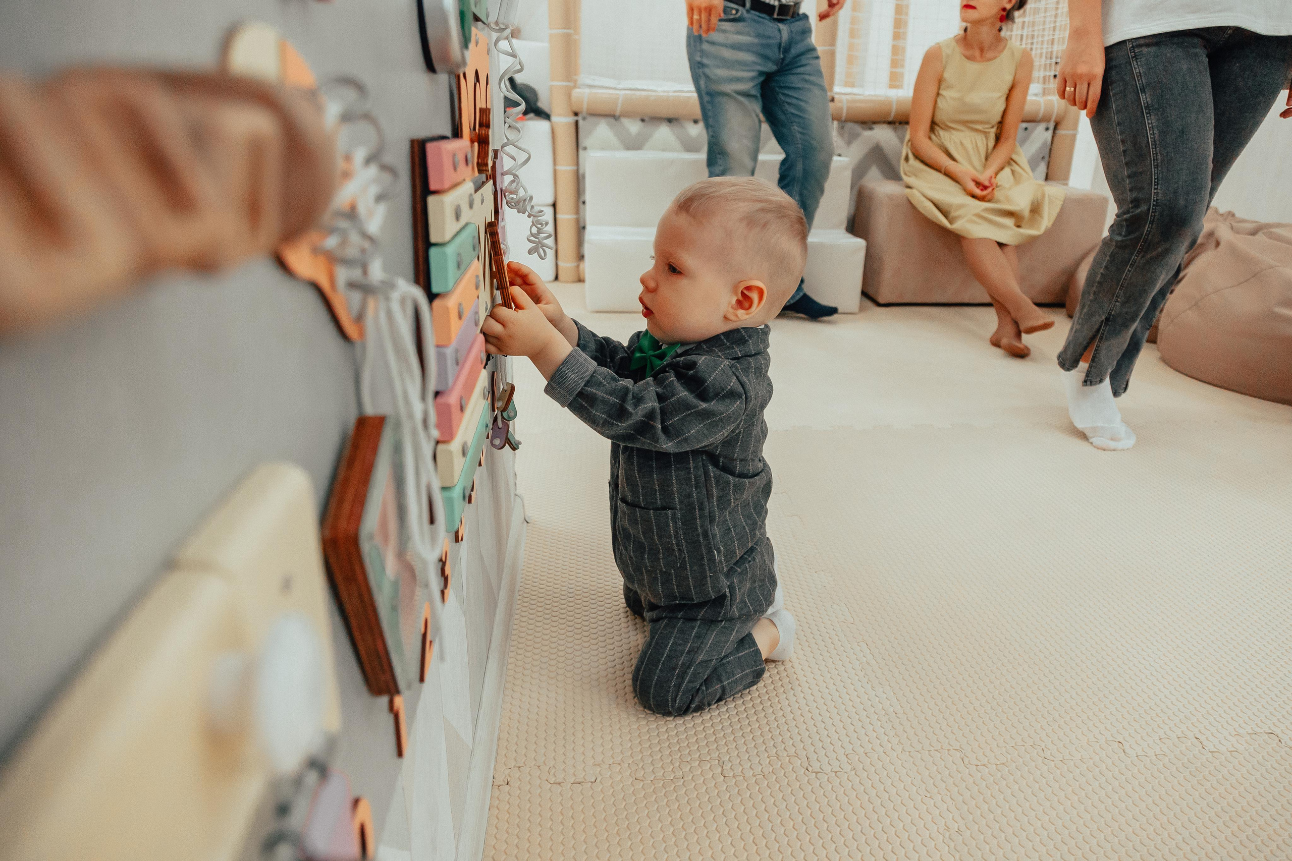 1 год в игровой. Фотограф Авилова Дарья ● Тюмень● Съемка больших семей ●Архив поколений