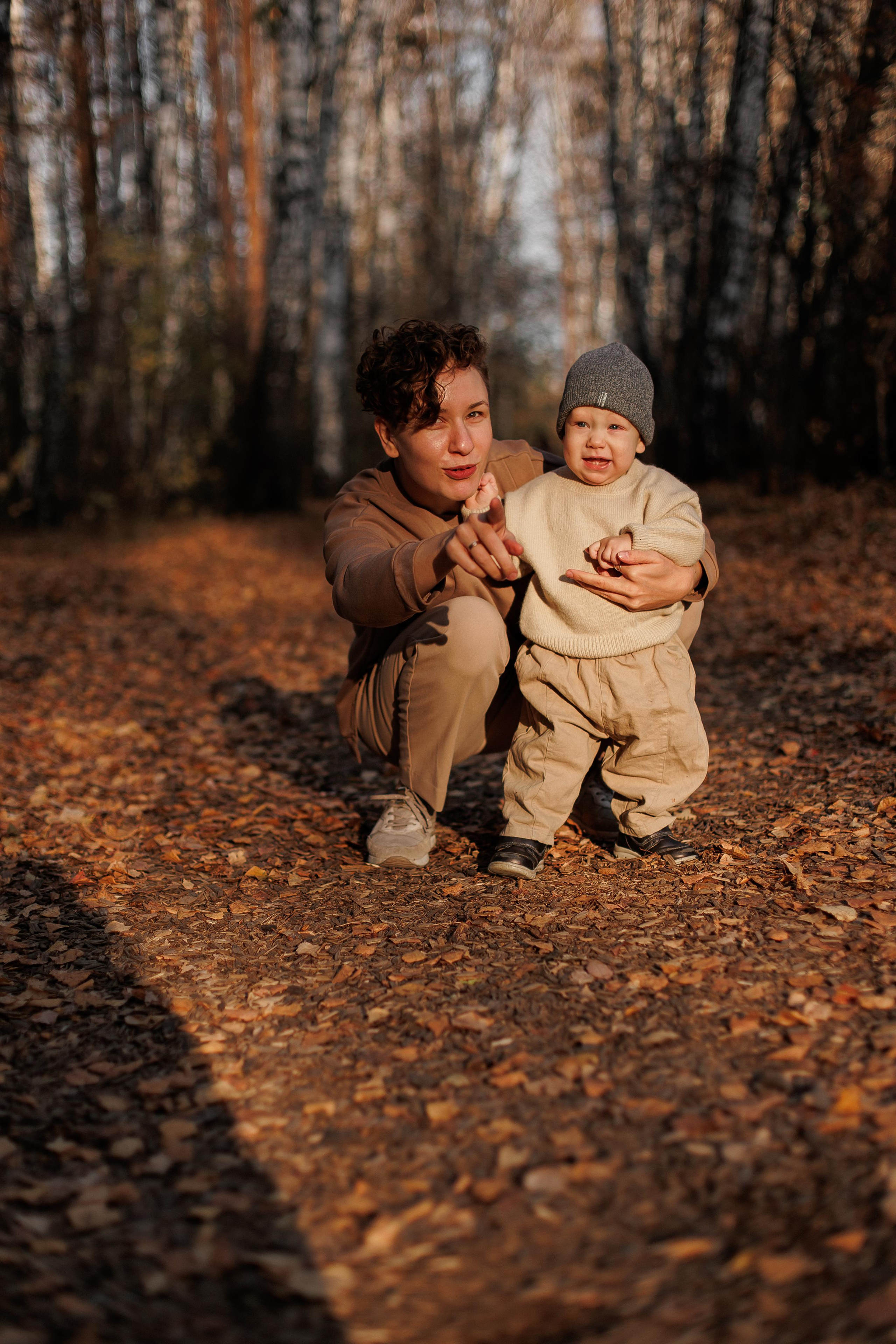 Мама и малыш (прогулка). Фотограф Авилова Дарья ● Тюмень● Съемка больших семей ●Архив поколений