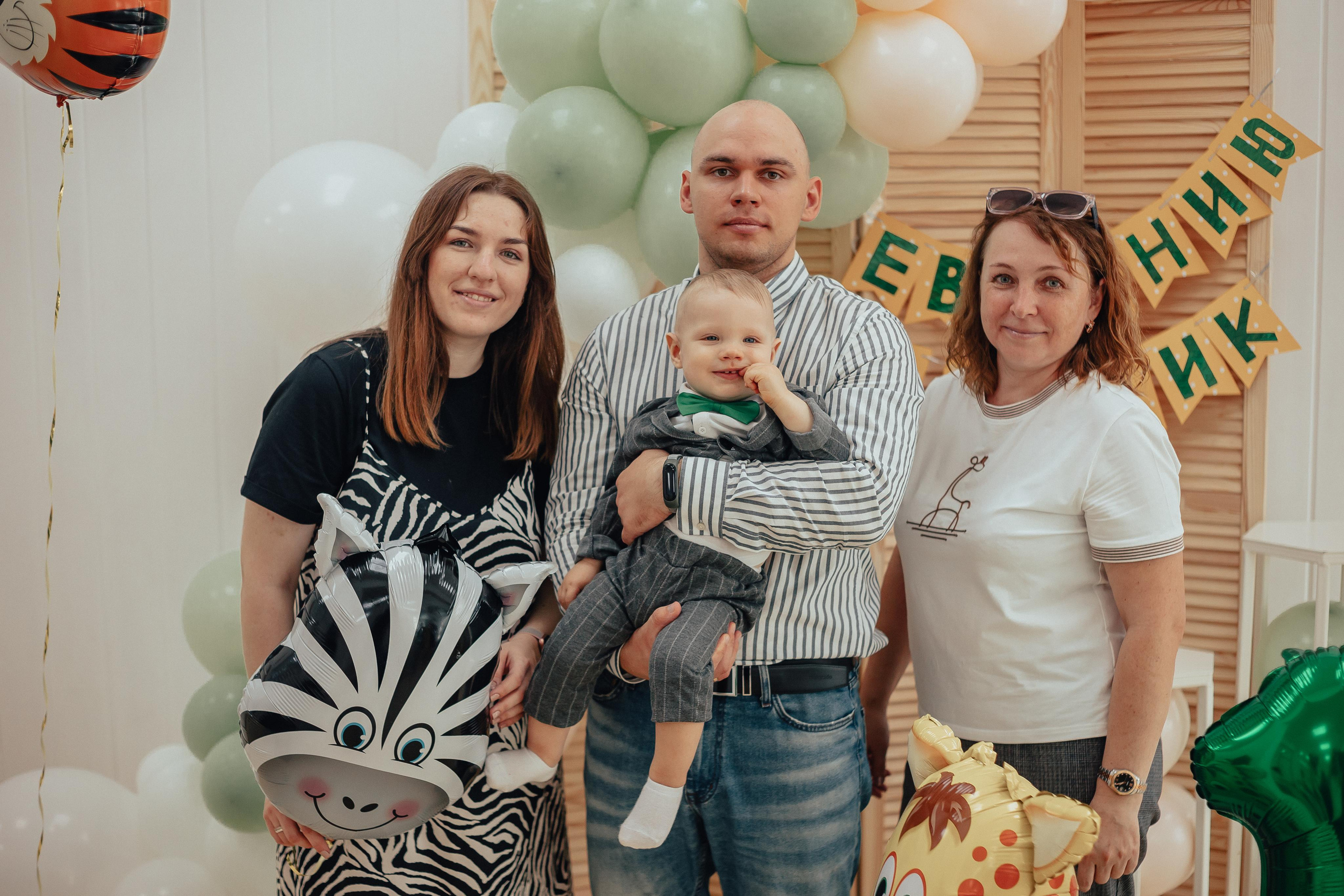 1 год в игровой. Фотограф Авилова Дарья ● Тюмень● Съемка больших семей ●Архив поколений