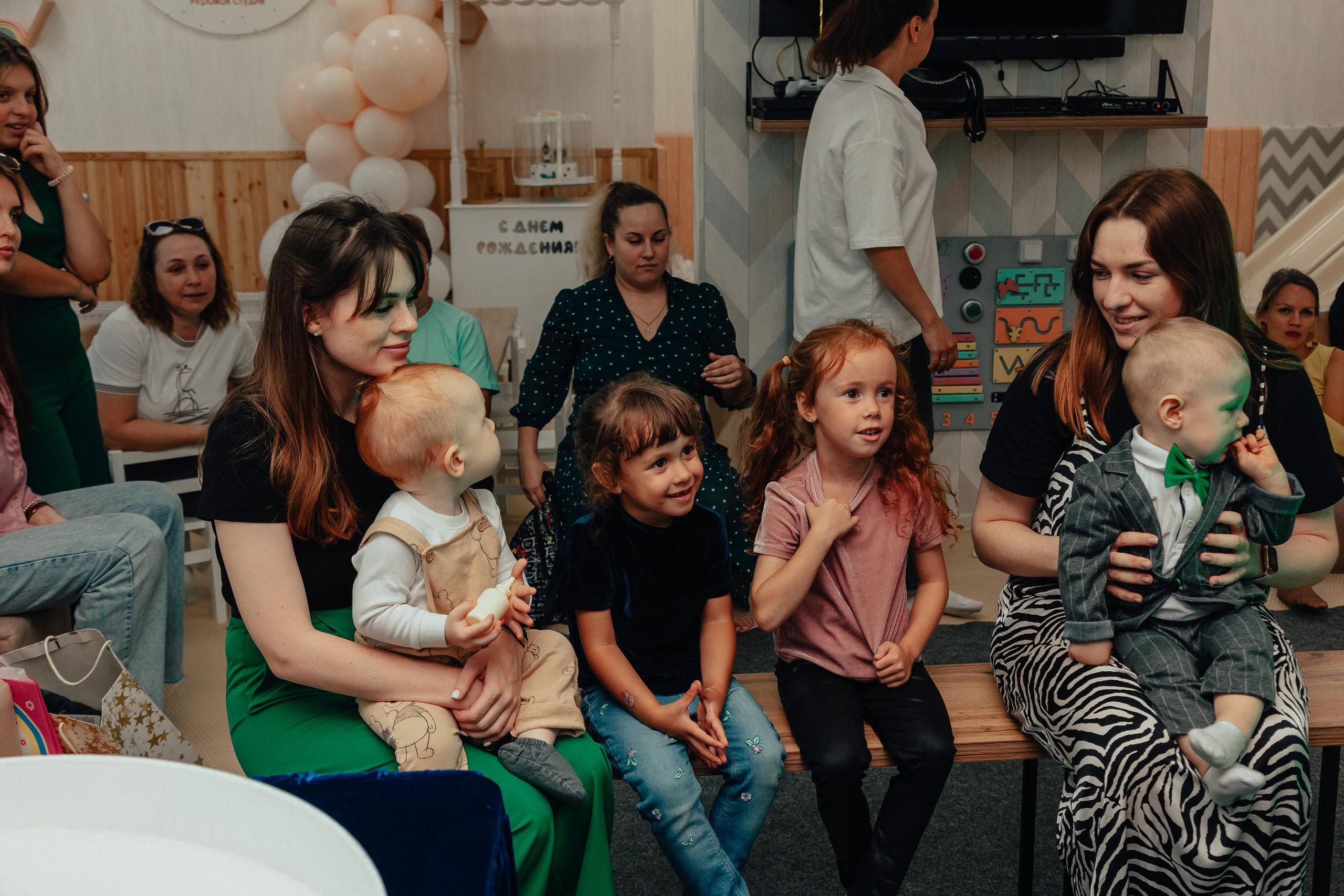 1 год в игровой. Фотограф Авилова Дарья ● Тюмень● Съемка больших семей ●Архив поколений