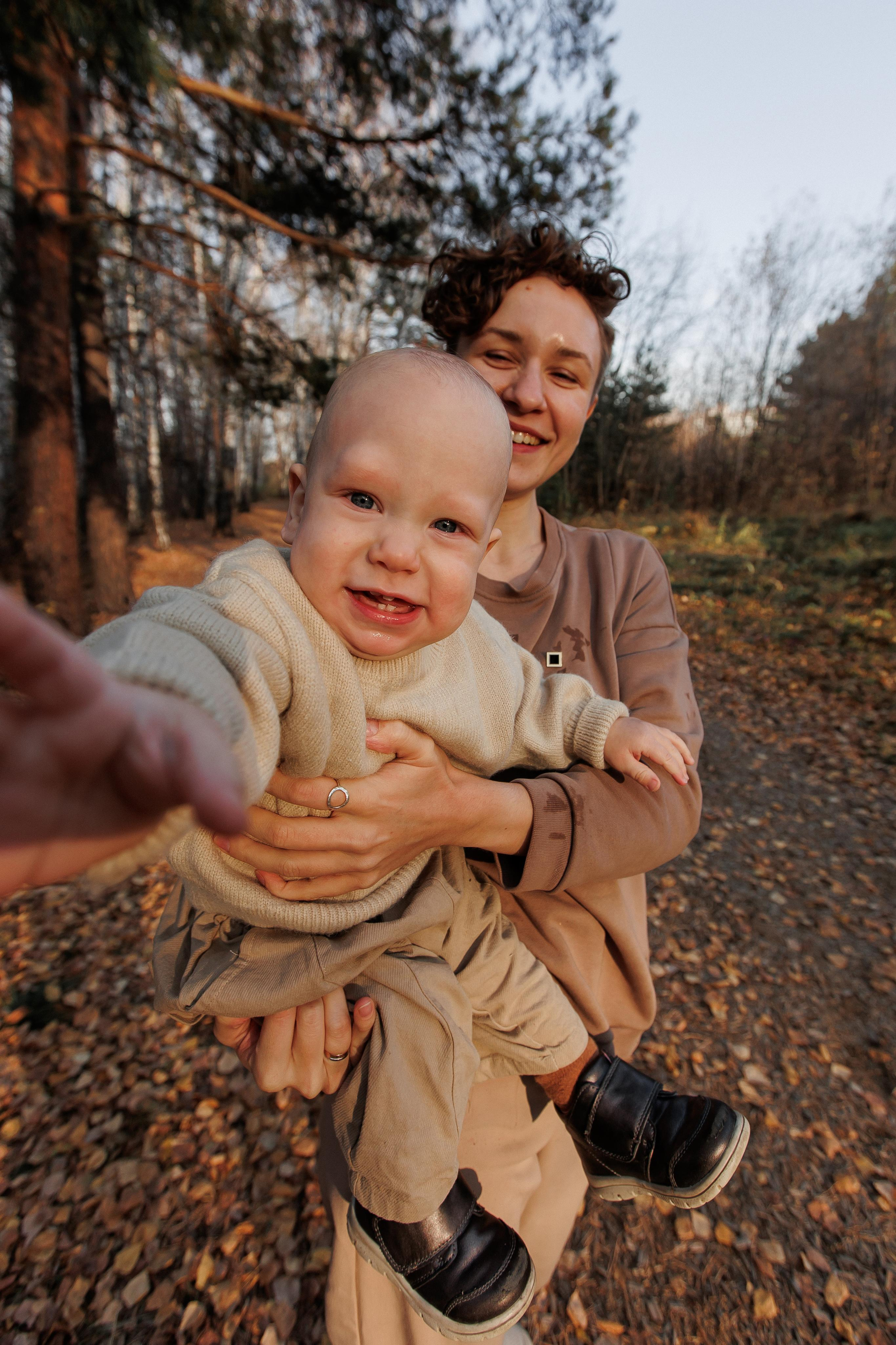 Мама и малыш (прогулка). Фотограф Авилова Дарья ● Тюмень● Съемка больших семей ●Архив поколений
