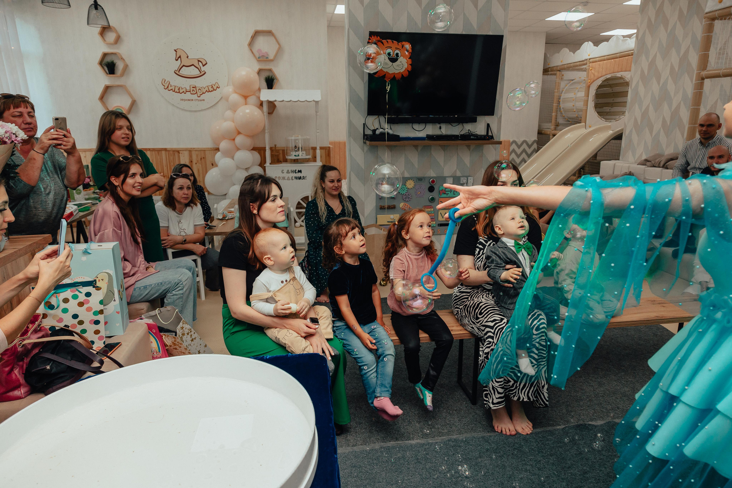 1 год в игровой. Фотограф Авилова Дарья ● Тюмень● Съемка больших семей ●Архив поколений