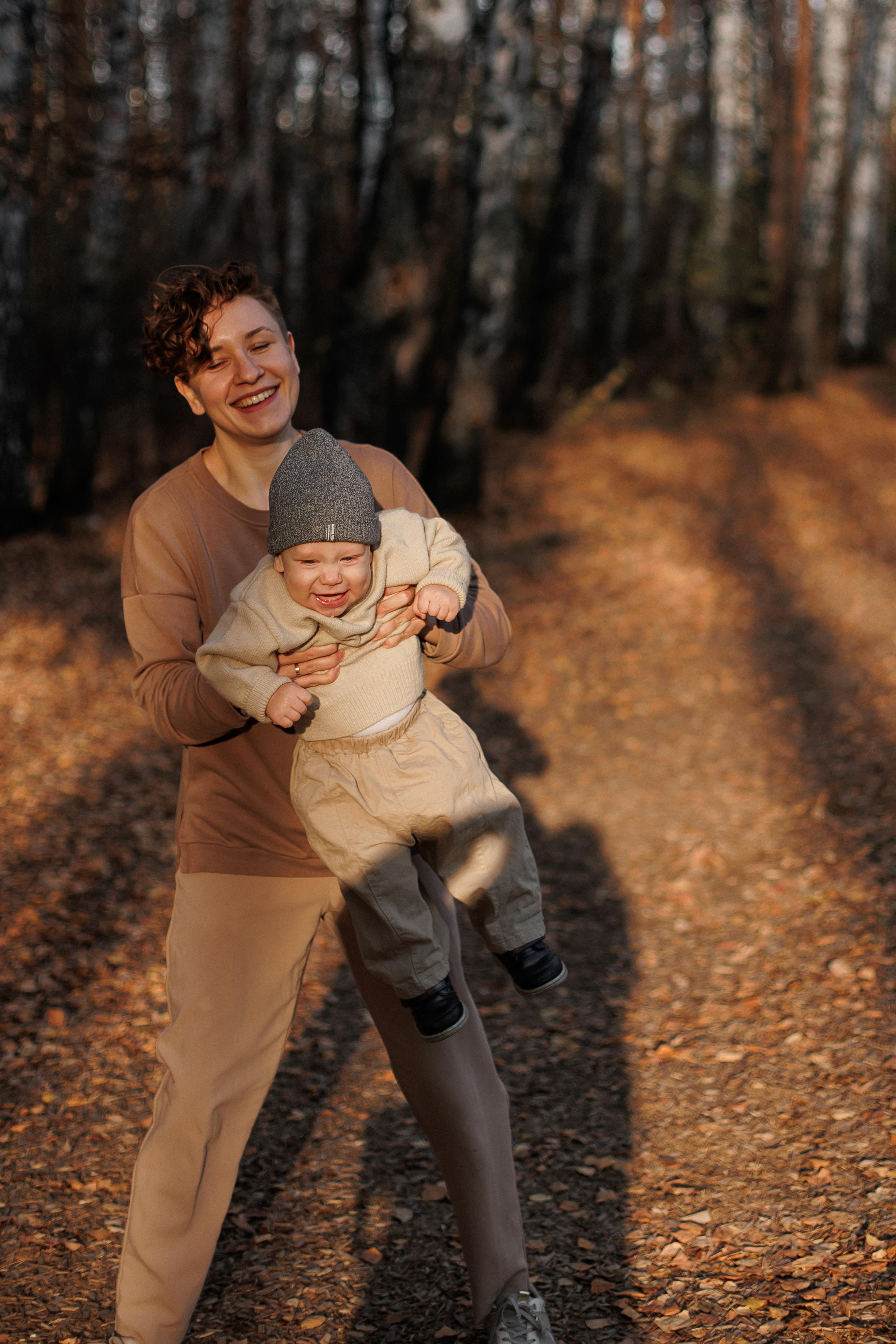 Мама и малыш (прогулка). Фотограф Авилова Дарья ● Тюмень● Съемка больших семей ●Архив поколений