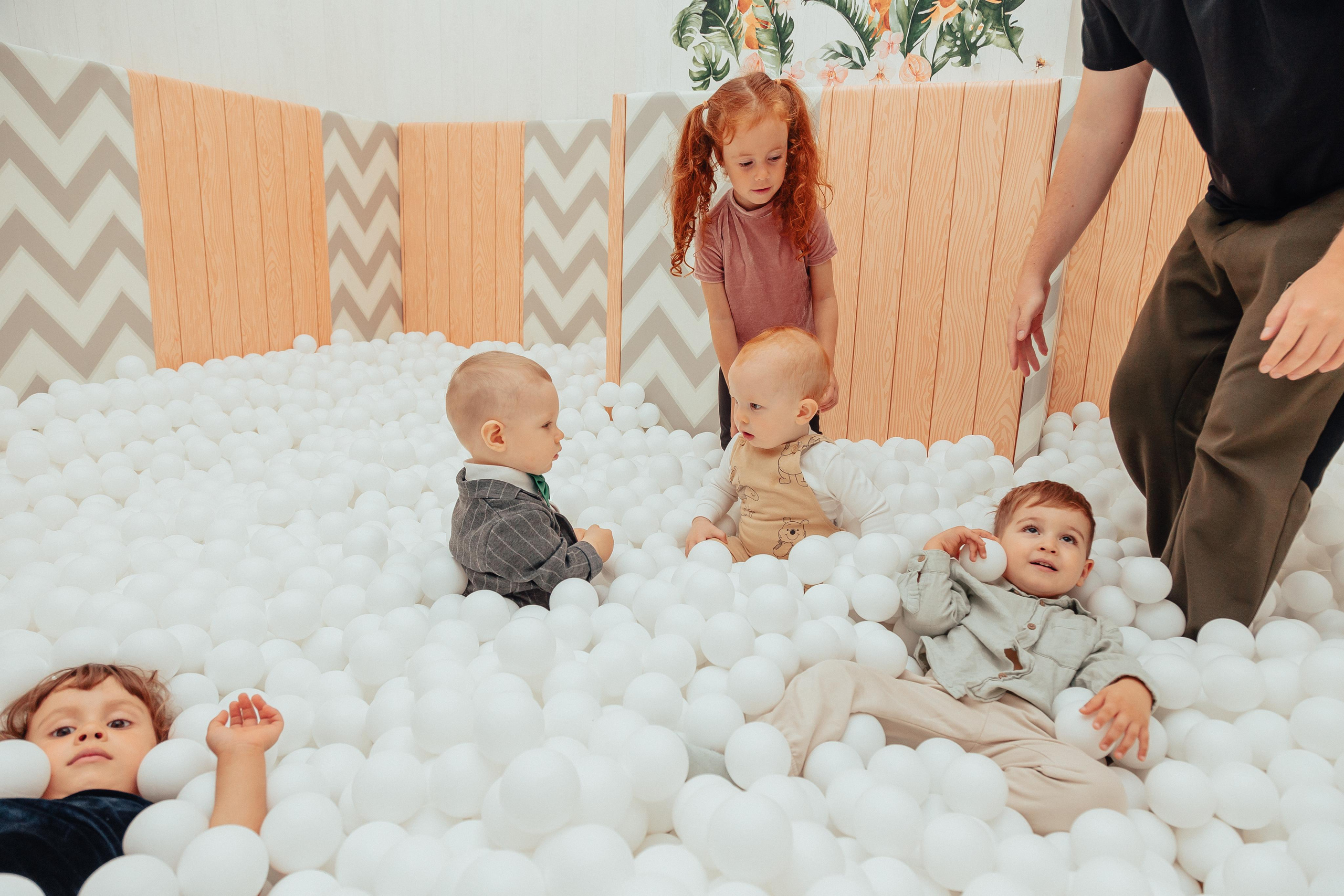 1 год в игровой. Фотограф Авилова Дарья ● Тюмень● Съемка больших семей ●Архив поколений