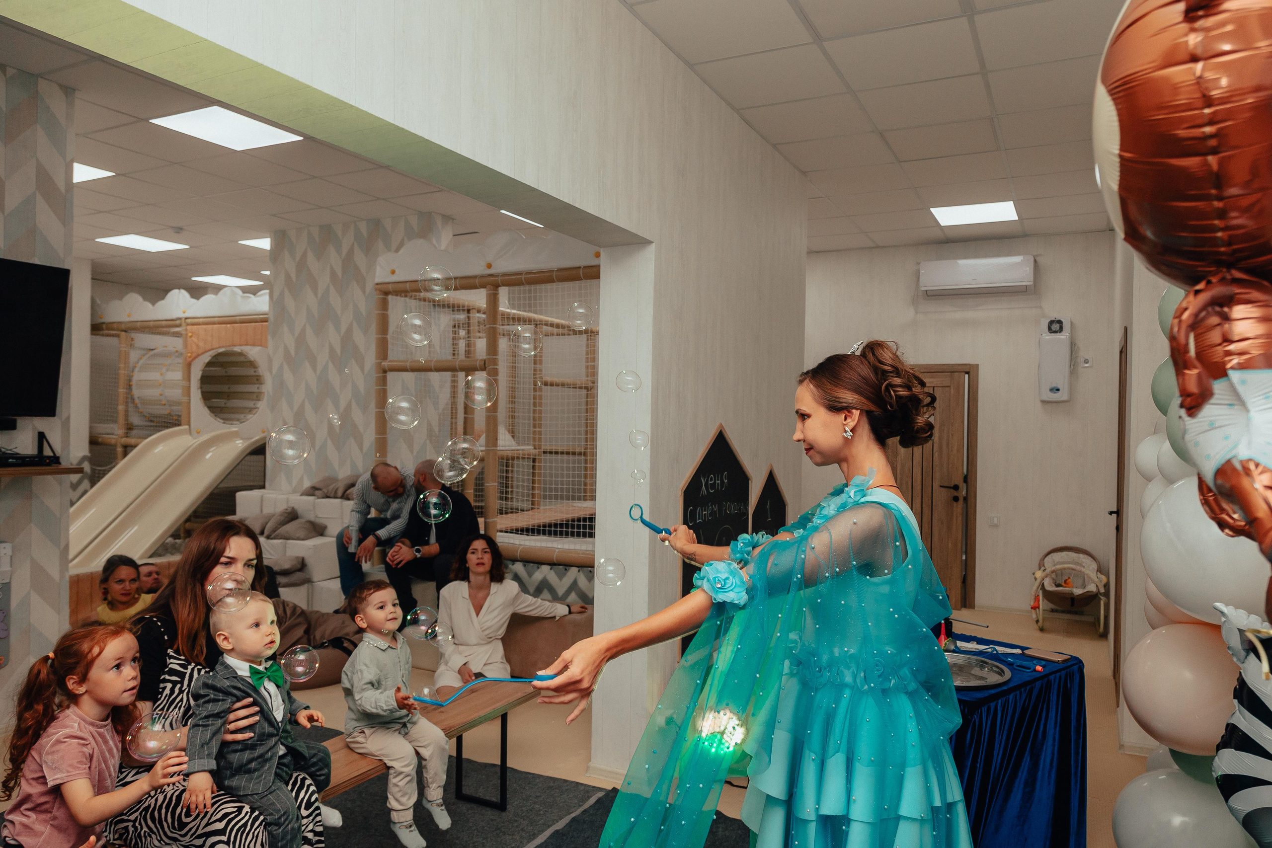 1 год в игровой. Фотограф Авилова Дарья ● Тюмень● Съемка больших семей ●Архив поколений