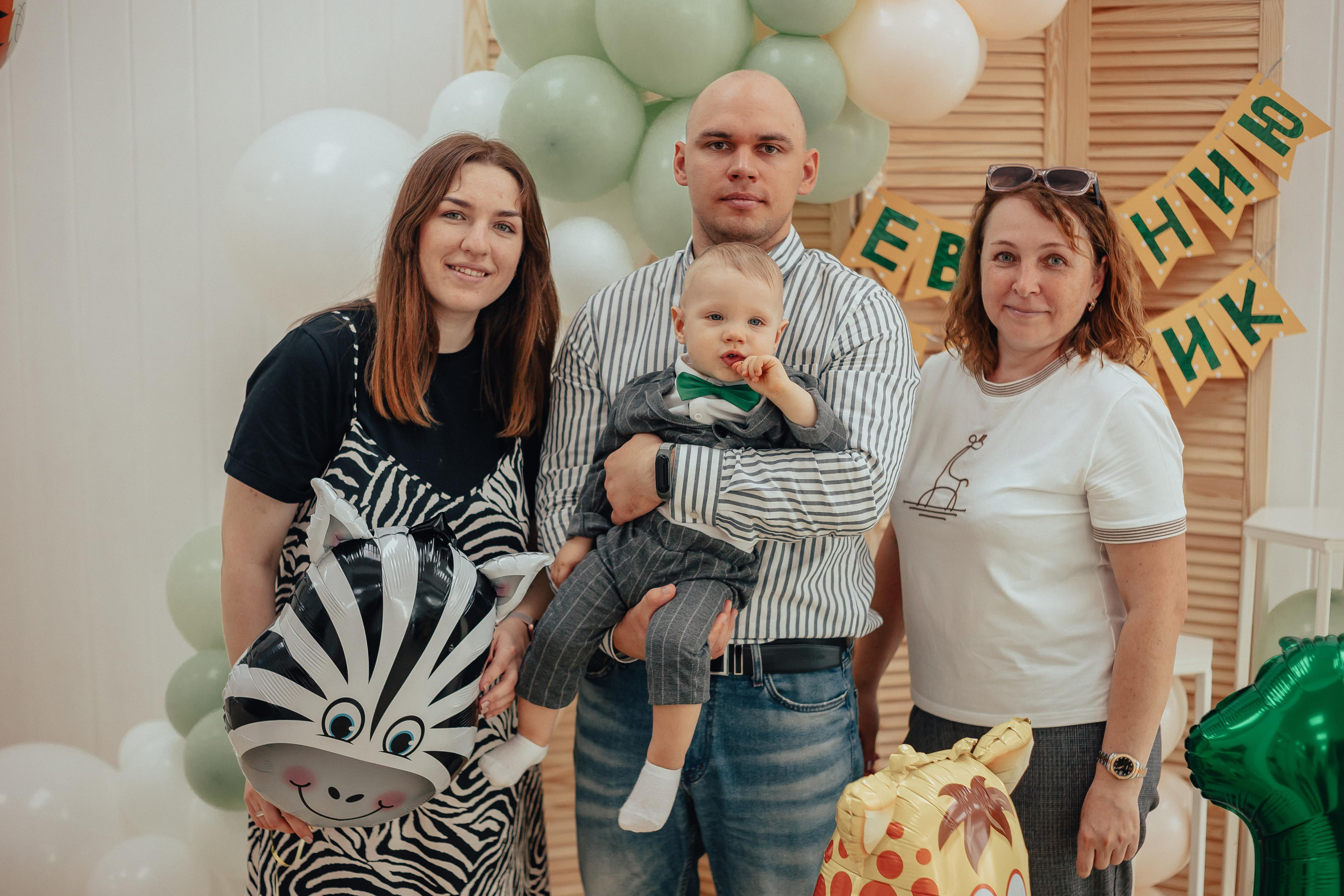 1 год в игровой. Фотограф Авилова Дарья ● Тюмень● Съемка больших семей ●Архив поколений