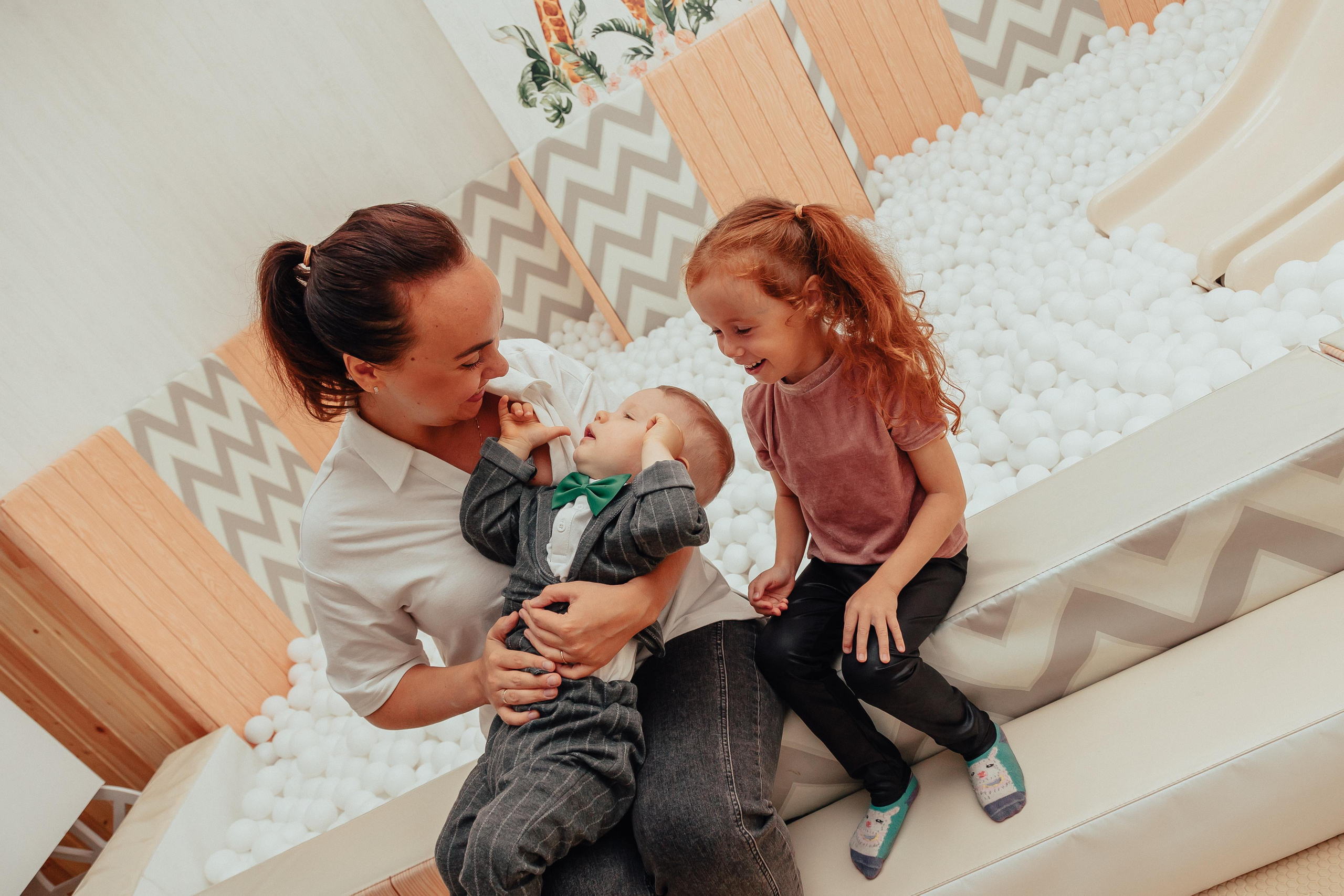 1 год в игровой. Фотограф Авилова Дарья ● Тюмень● Съемка больших семей ●Архив поколений