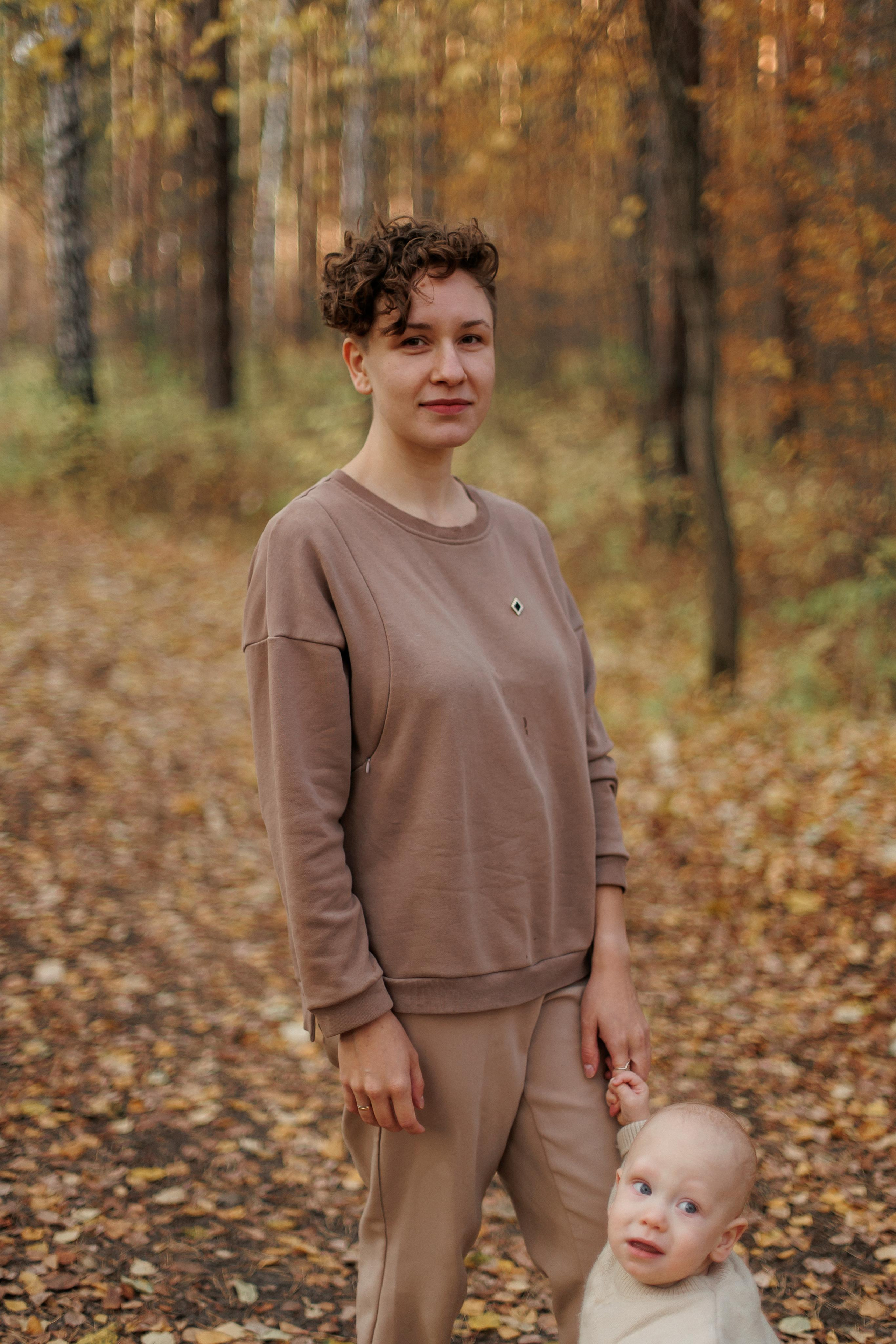 Мама и малыш (прогулка). Фотограф Авилова Дарья ● Тюмень● Съемка больших семей ●Архив поколений