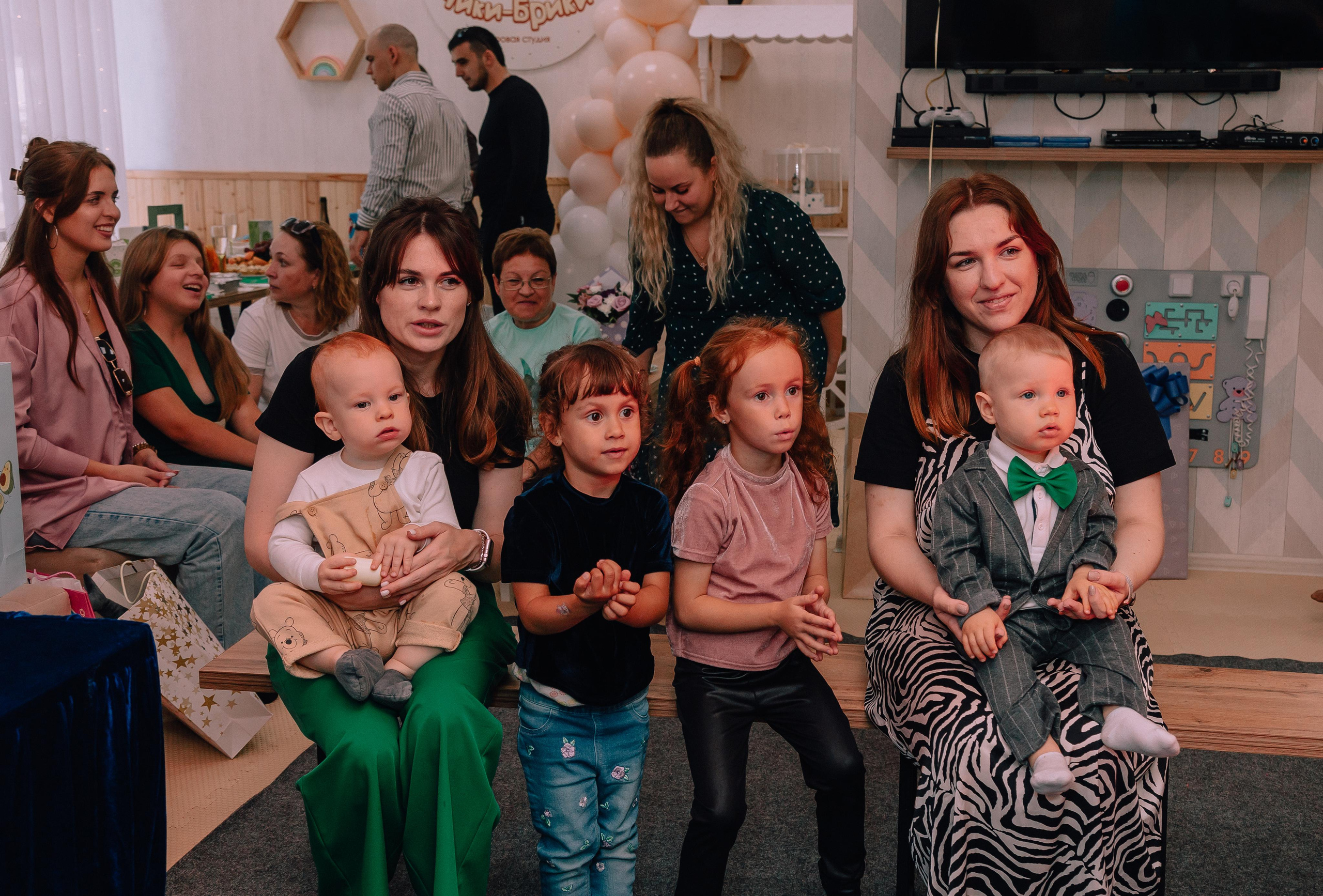 1 год в игровой. Фотограф Авилова Дарья ● Тюмень● Съемка больших семей ●Архив поколений