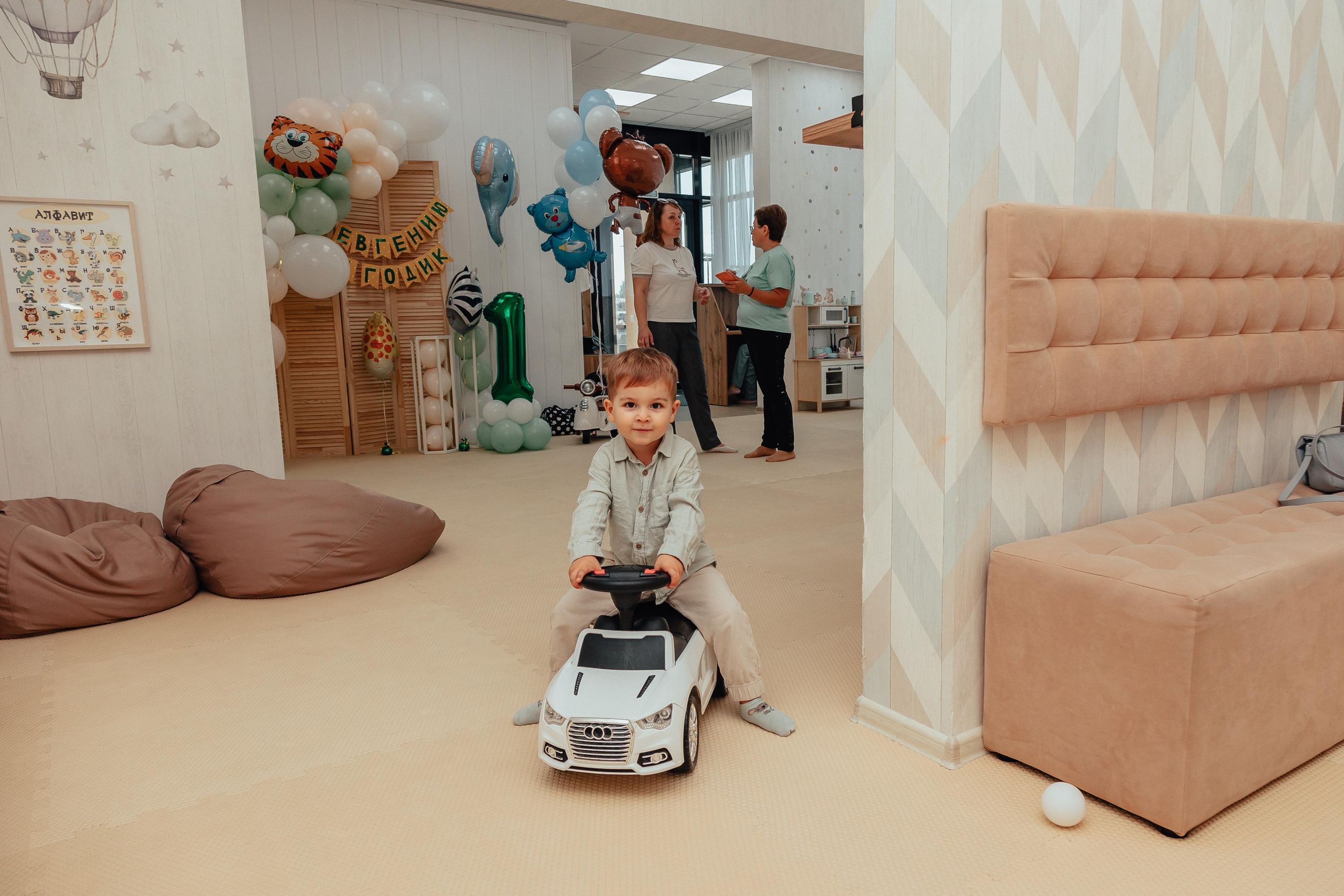 1 год в игровой. Фотограф Авилова Дарья ● Тюмень● Съемка больших семей ●Архив поколений