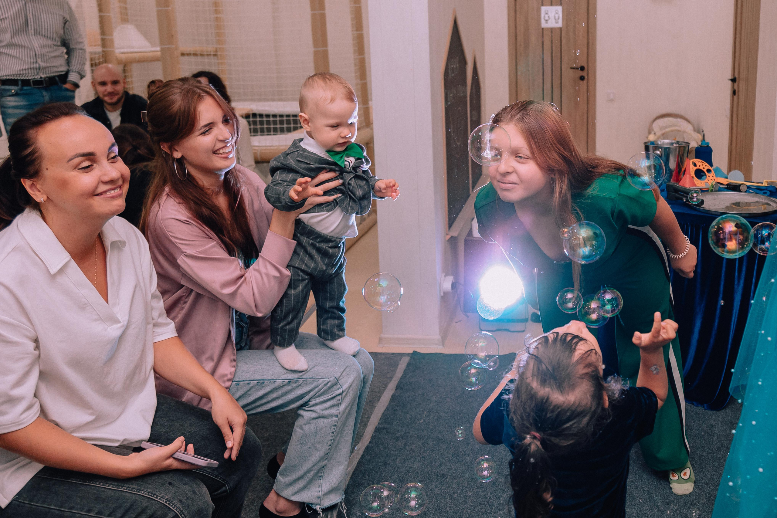 1 год в игровой. Фотограф Авилова Дарья ● Тюмень● Съемка больших семей ●Архив поколений