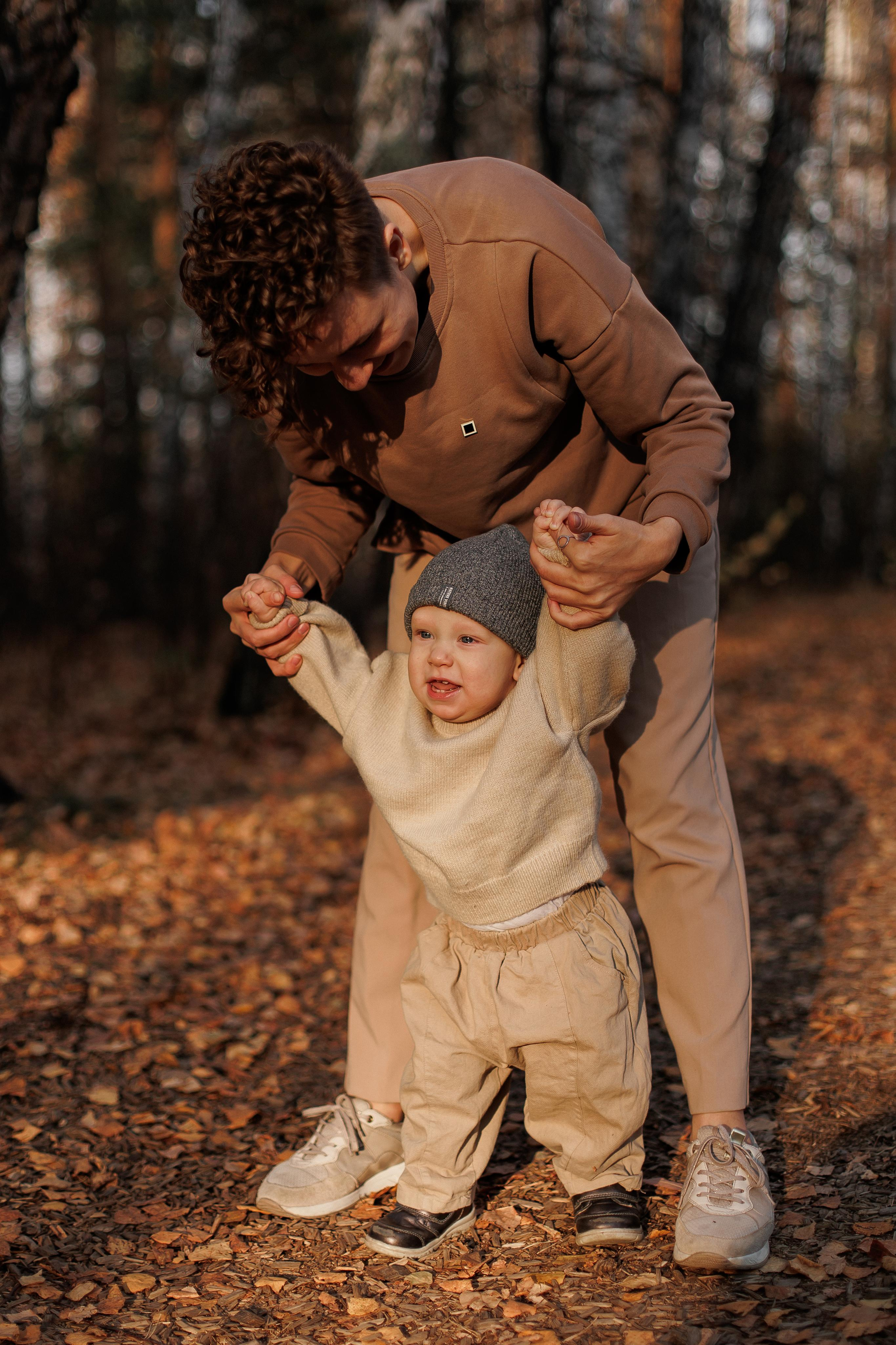 Мама и малыш (прогулка). Фотограф Авилова Дарья ● Тюмень● Съемка больших семей ●Архив поколений