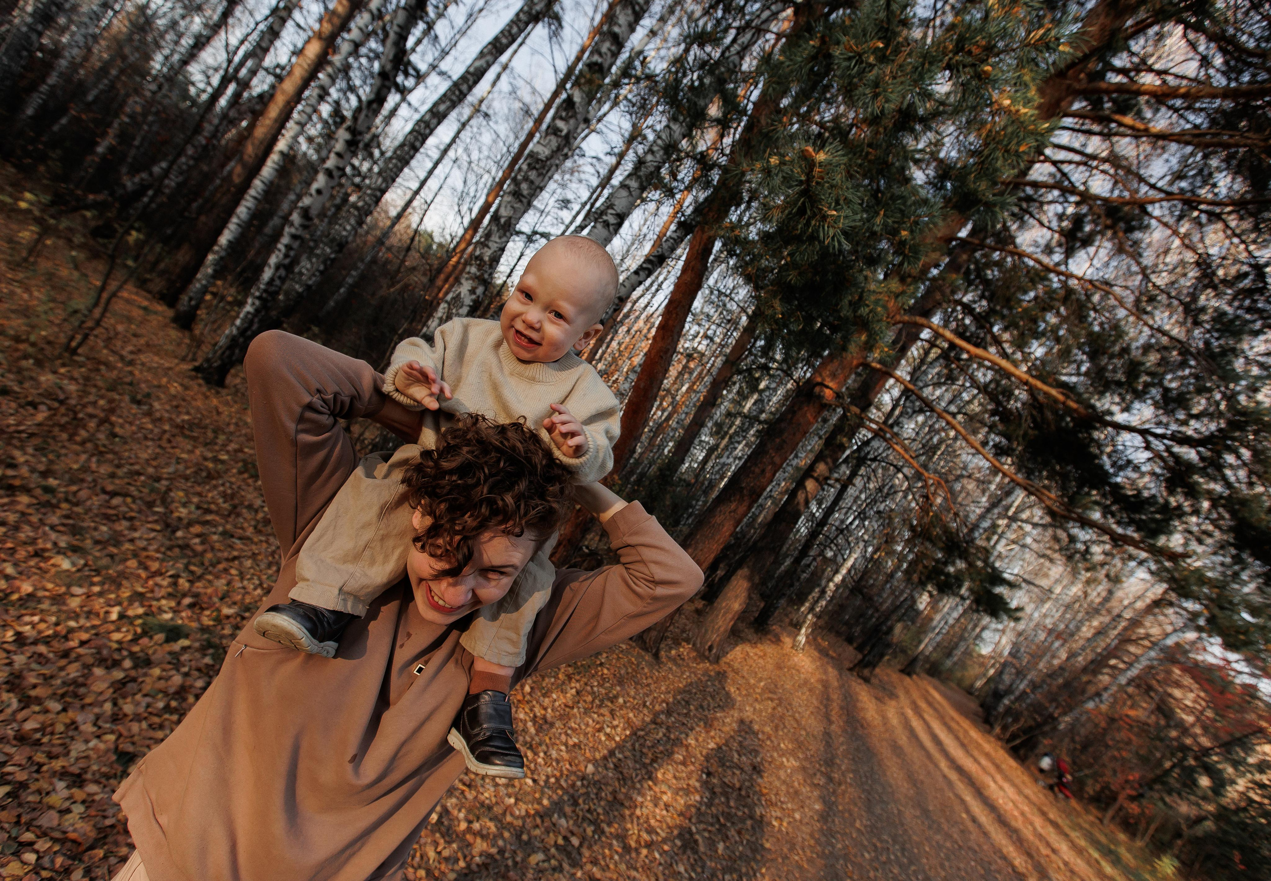 Мама и малыш (прогулка). Фотограф Авилова Дарья ● Тюмень● Съемка больших семей ●Архив поколений