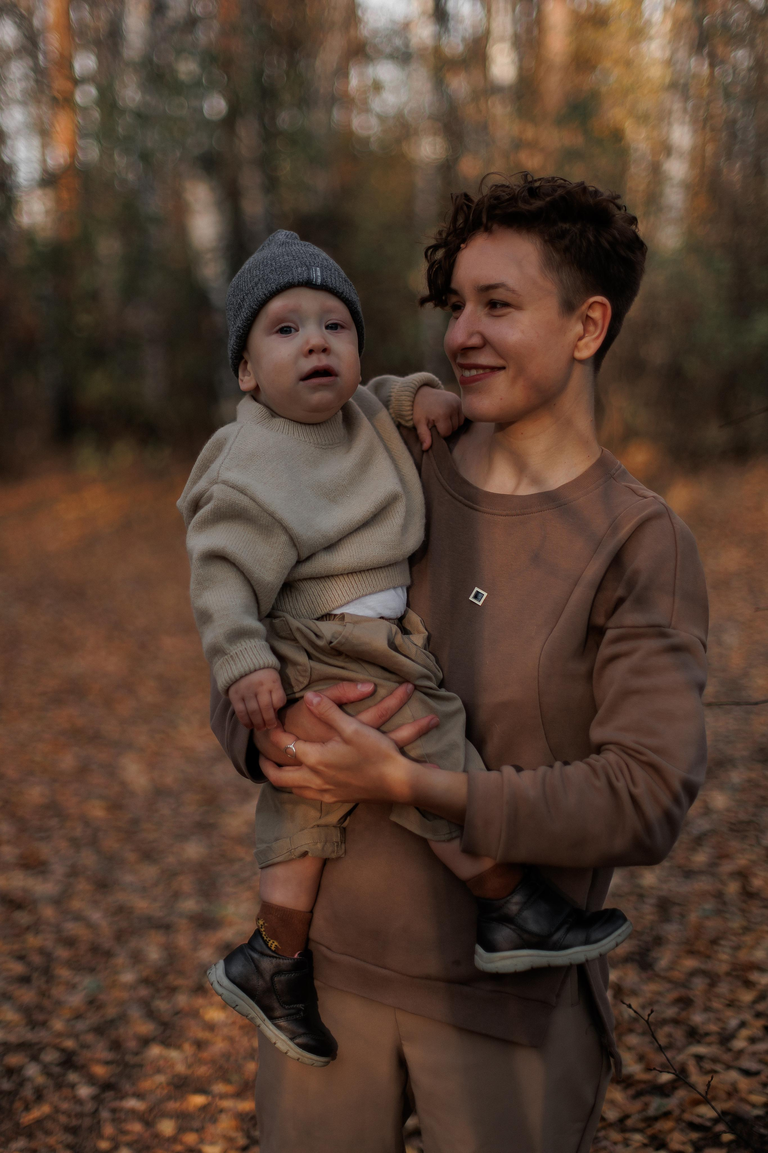 Мама и малыш (прогулка). Фотограф Авилова Дарья ● Тюмень● Съемка больших семей ●Архив поколений