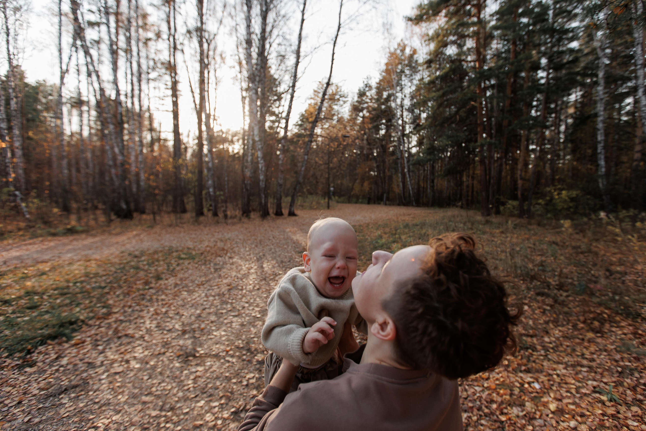 Мама и малыш (прогулка). Фотограф Авилова Дарья ● Тюмень● Съемка больших семей ●Архив поколений