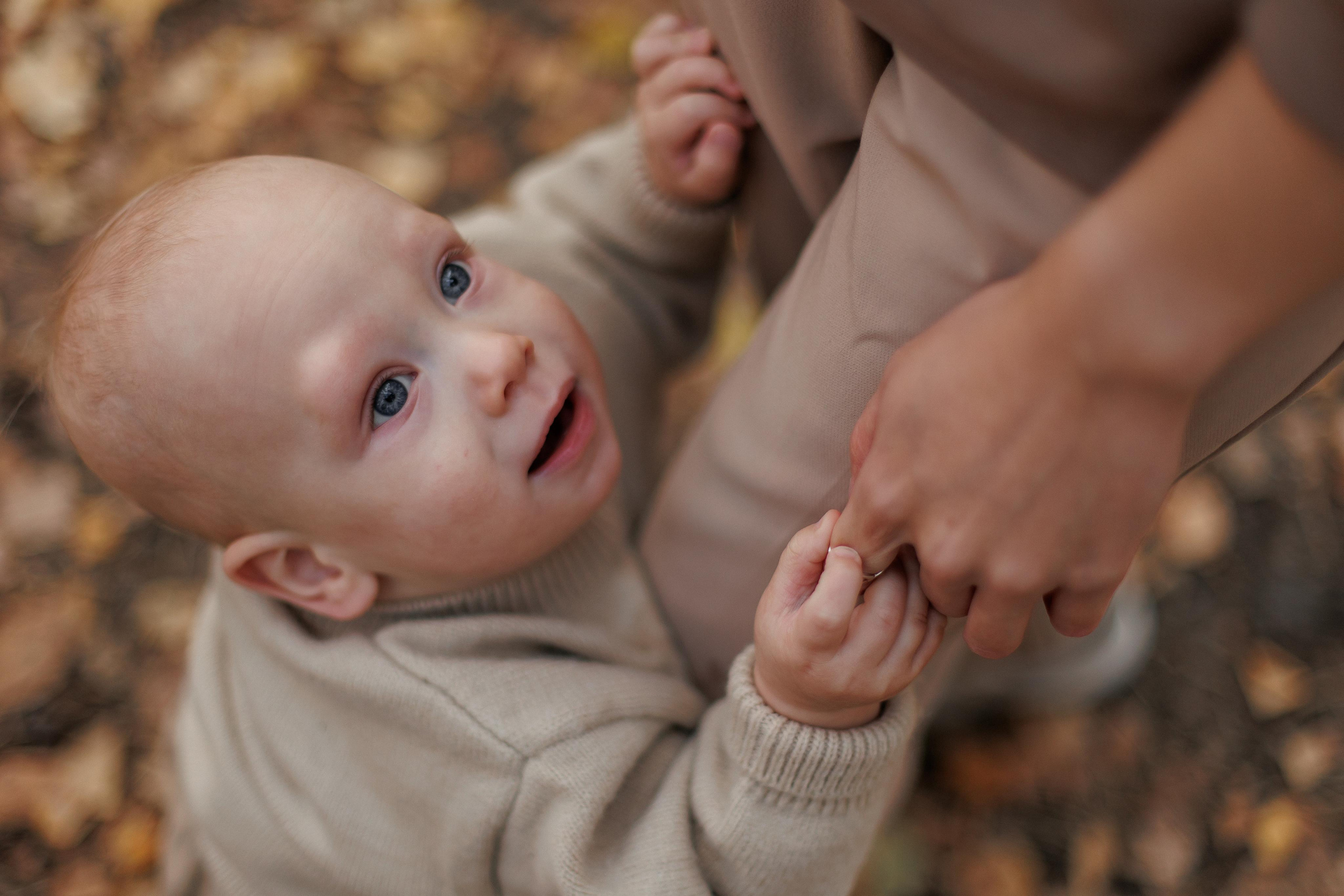 Мама и малыш (прогулка). Фотограф Авилова Дарья ● Тюмень● Съемка больших семей ●Архив поколений