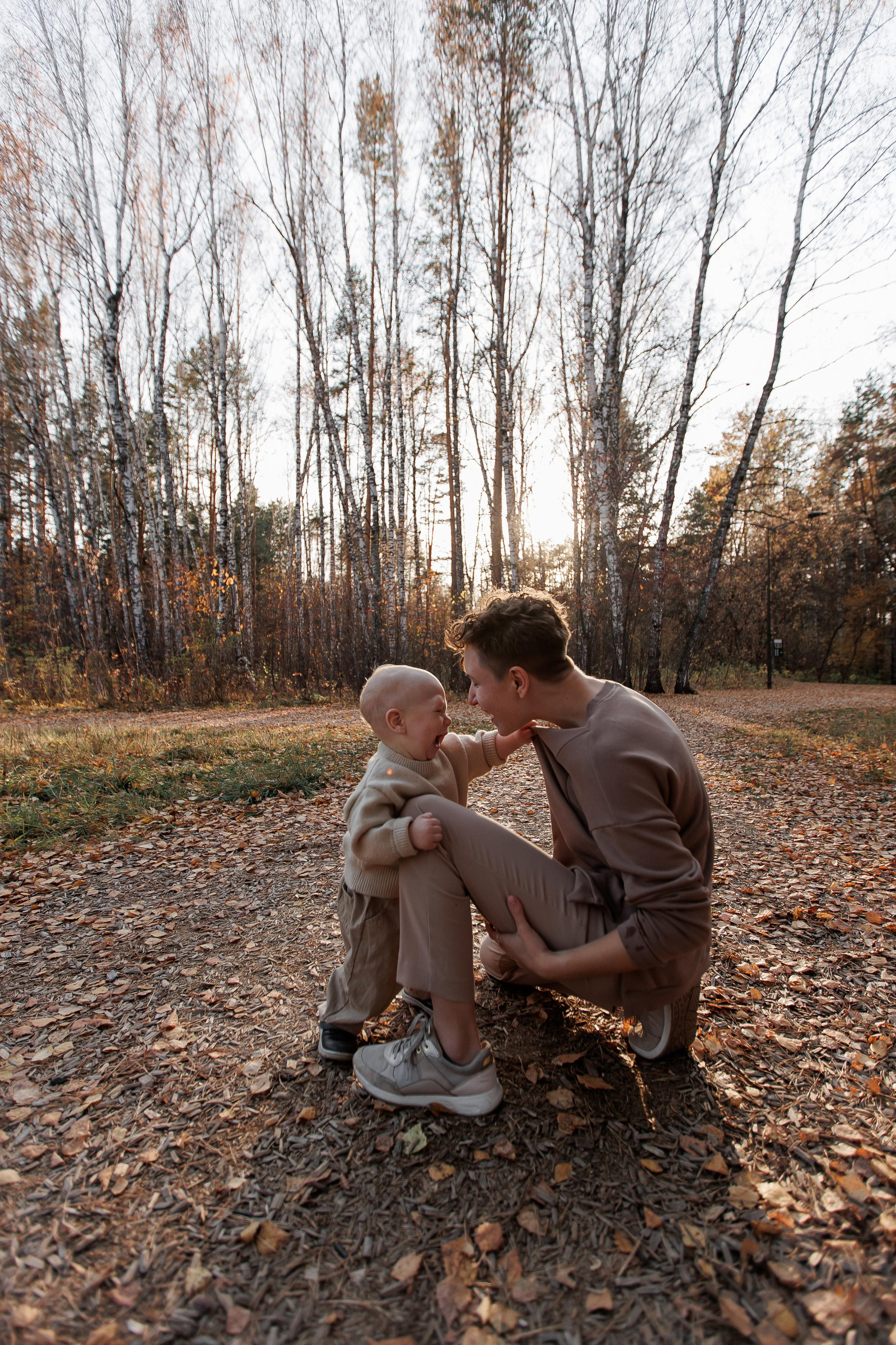 Мама и малыш (прогулка). Фотограф Авилова Дарья ● Тюмень● Съемка больших семей ●Архив поколений