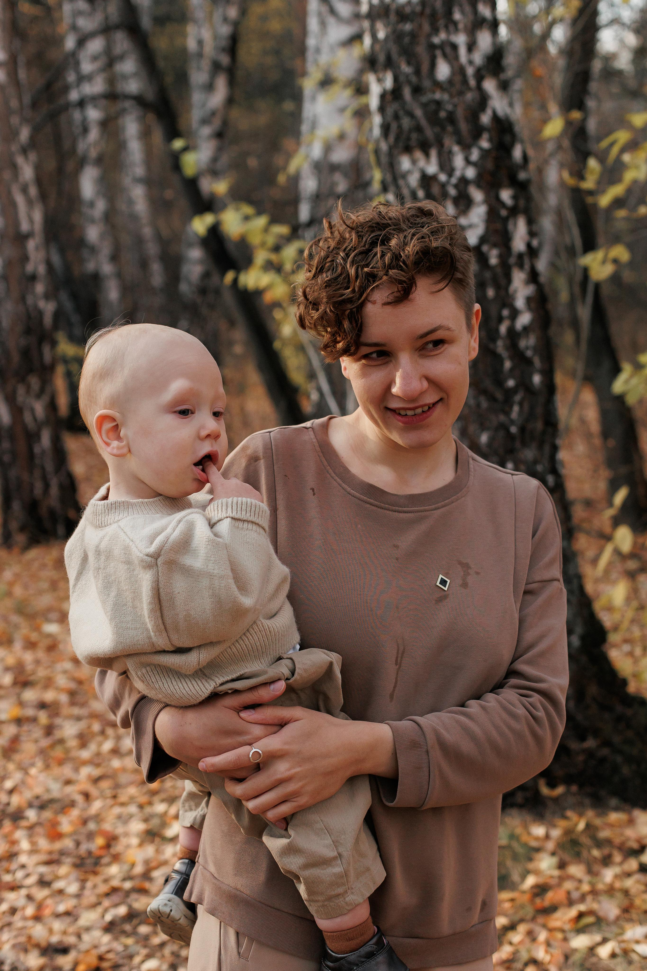Мама и малыш (прогулка). Фотограф Авилова Дарья ● Тюмень● Съемка больших семей ●Архив поколений